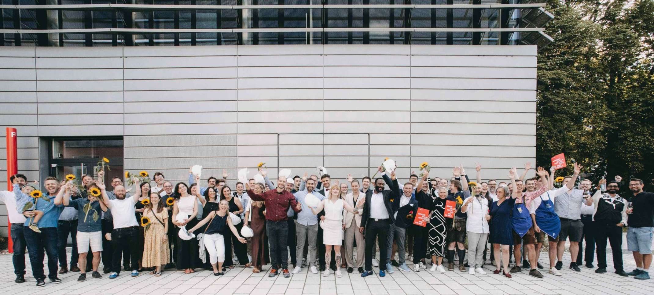 8_60 Absolventinnen und Absolventen der Bau-Weiterbildung dürfen sich 2025 über ihren erfolgreichen Abschluss eines berufsbegleitenden Studiums an der TH Augsburg freuen. Foto: Matthias Leo.