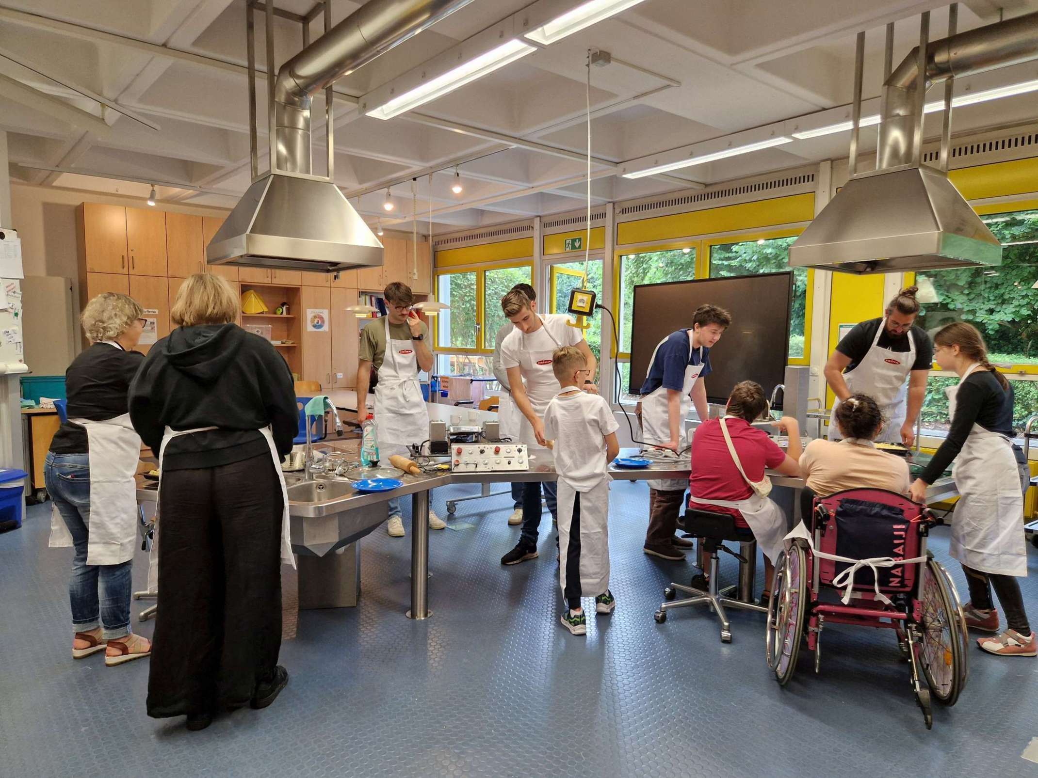 Gemeinsam alltagstaugliche Lösungen erarbeiten: THA-Studierende und Schülerinnen und Schüler in der Schulküche des Fritz-Felsenstein-Hauses