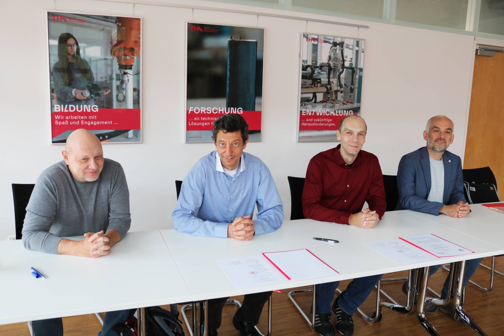 Unterzeichnung des Memorandums: (v.l.n.r.) Prof. Mykhaylo Lobachev (OPNU), THA-Vizepräsident Prof. László Kovács, Prof. Alexander von Bodisco, Dekan der Fakultät für Informatik, Prof. Ulrich Weigand, Dekan der Fakultät für Maschinenbau und Verfahrenstechnik. 