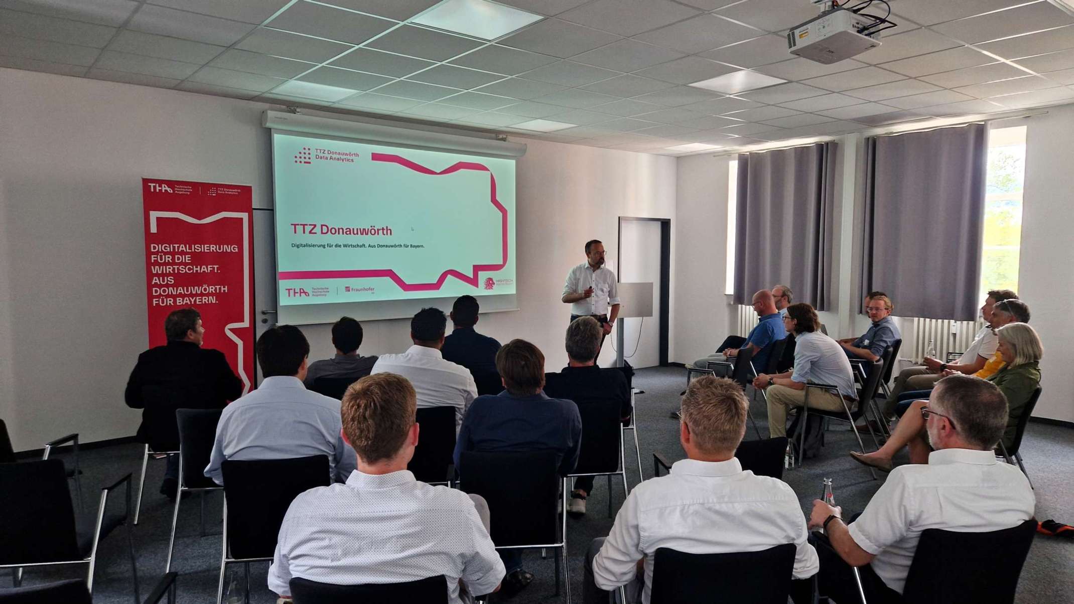 Prof. Häckel spricht vor gefülltem Saal im TTZ Data Analytics in Donauwörth