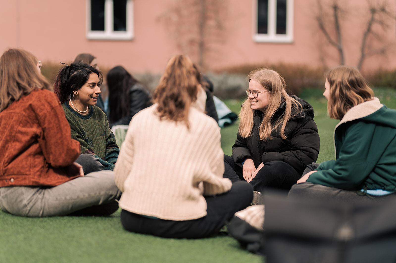 Gruppe von Soziale-Arbeits-Studierenden zusammen unterwegs am Campus