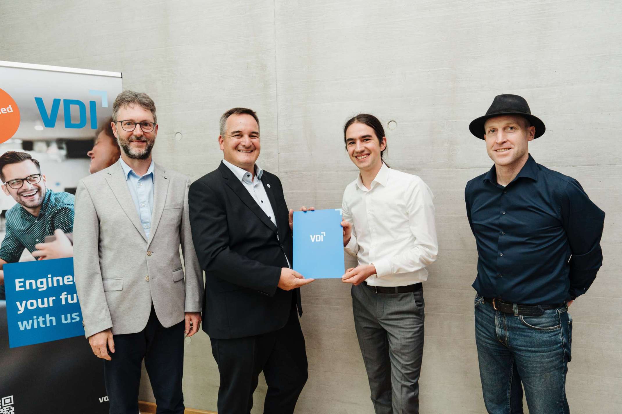 Malte Pasternak erhält seine Auszeichnung / Copyright: Daniel Thalhofer / VDI