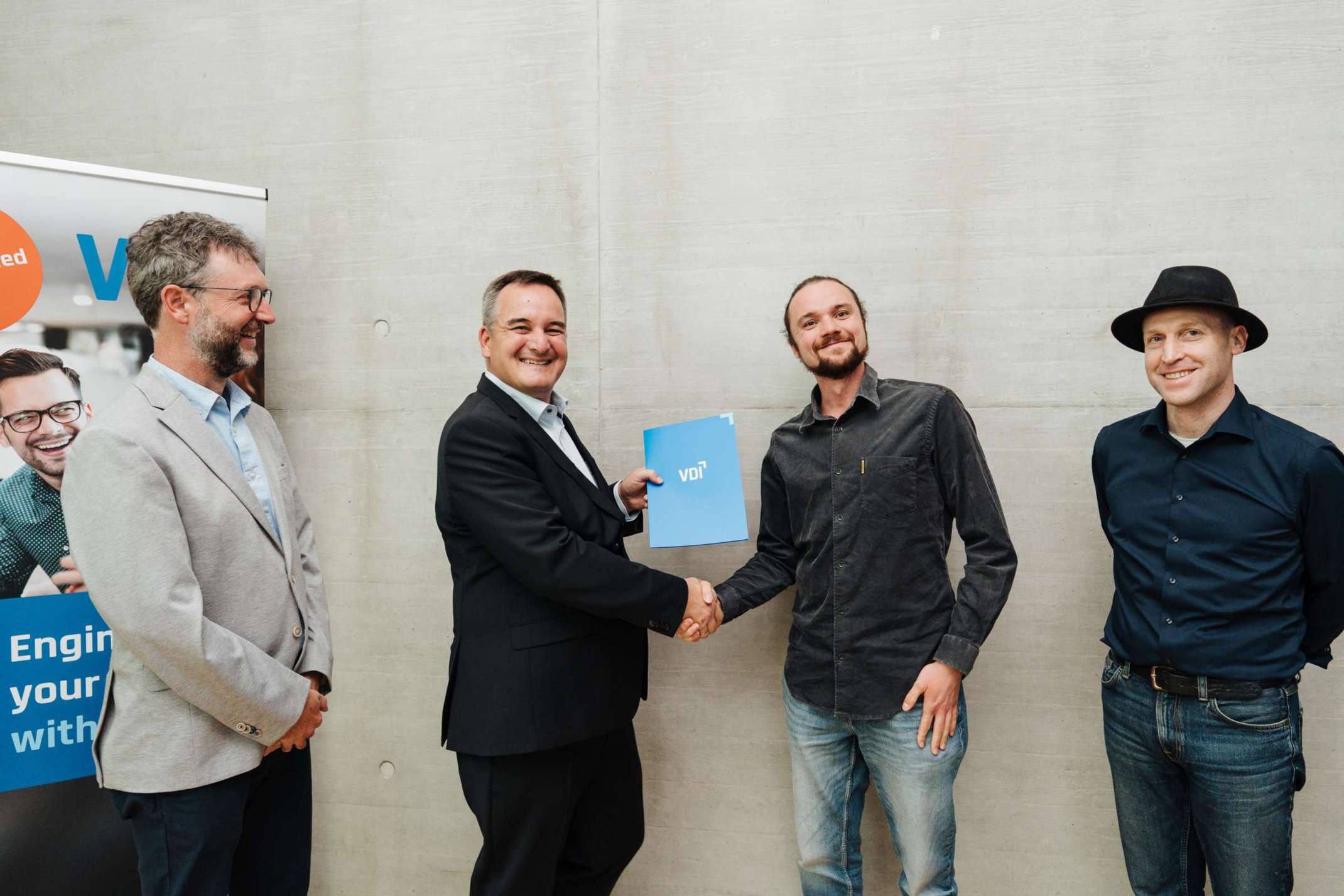 Ramón Fastus erhält seine Auszeichnung / Copyright: Daniel Thalhofer / VDI
