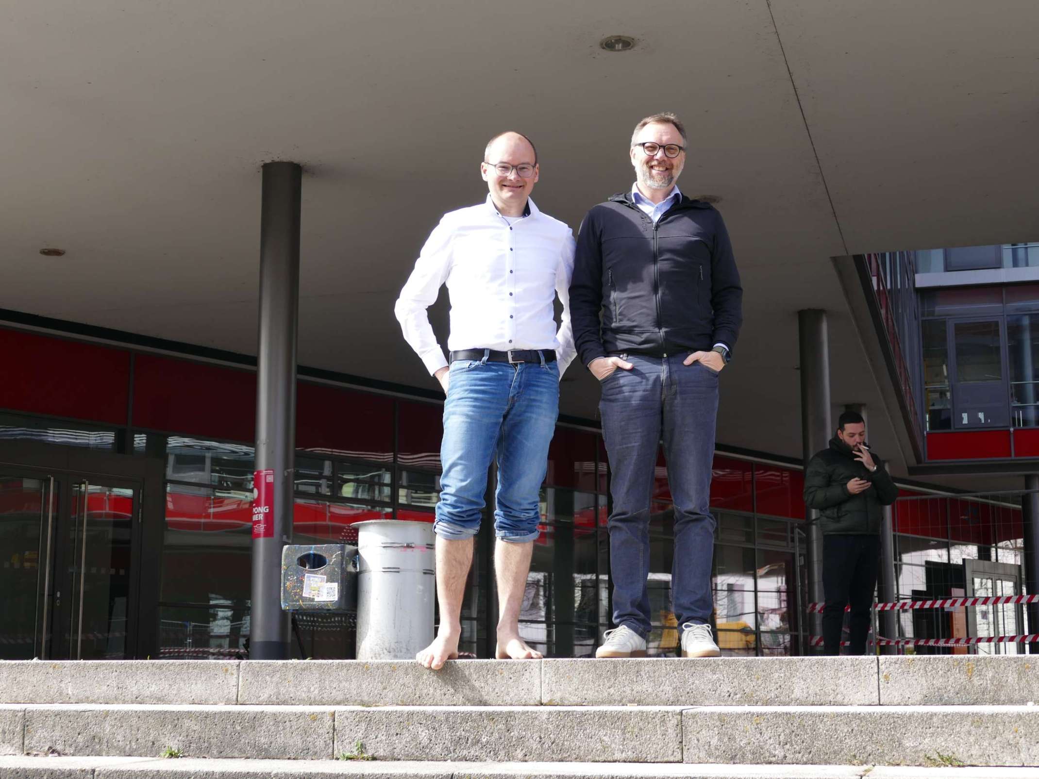 Die Professoren Sergej Rempel (links) und Jürgen Huber, die das Betonkanu-Projekt 2024/25 betreut haben.