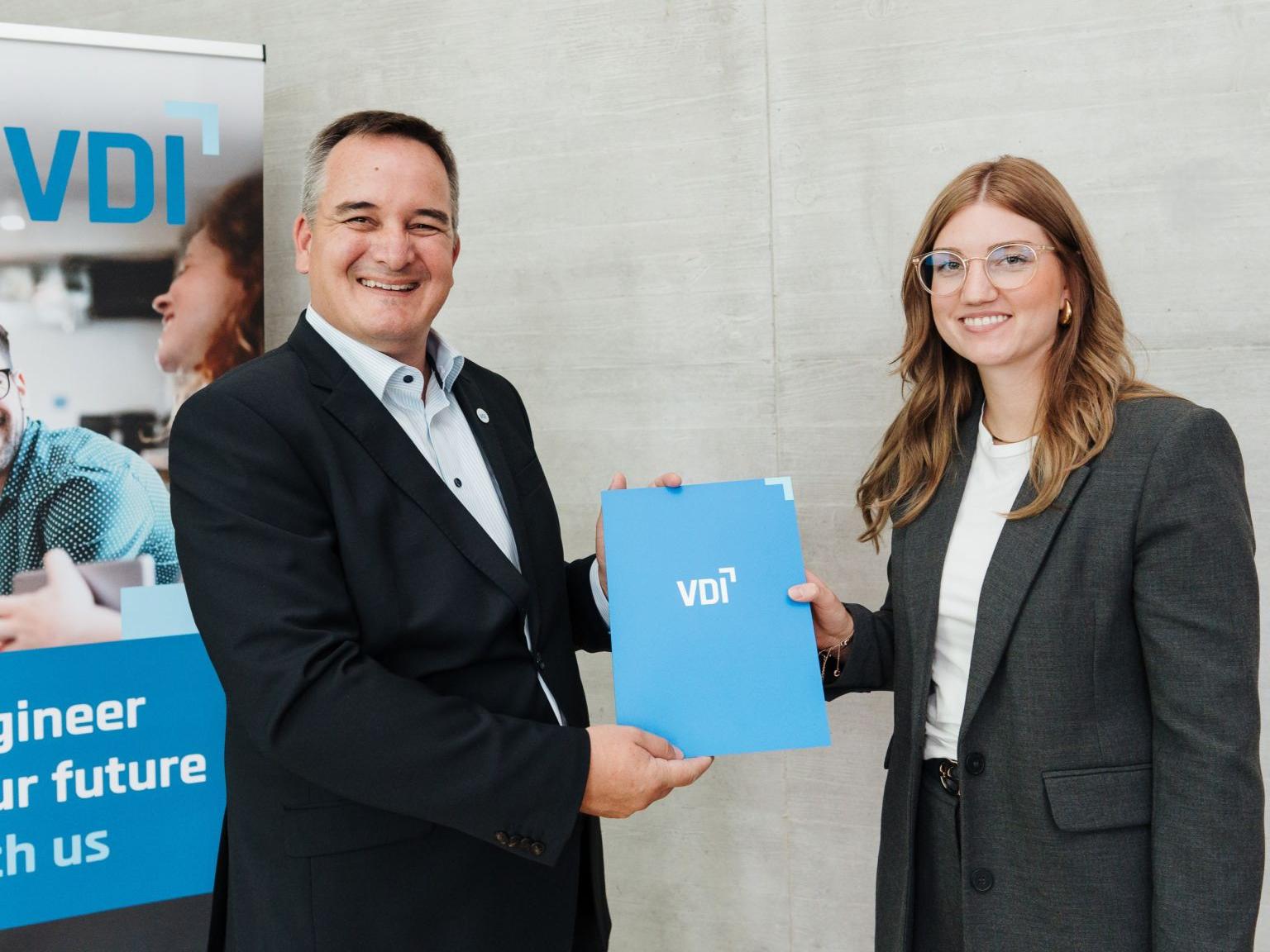 Christian Könitzer übergibt VDI-Auszeichnung an Alicia Maria Jahn