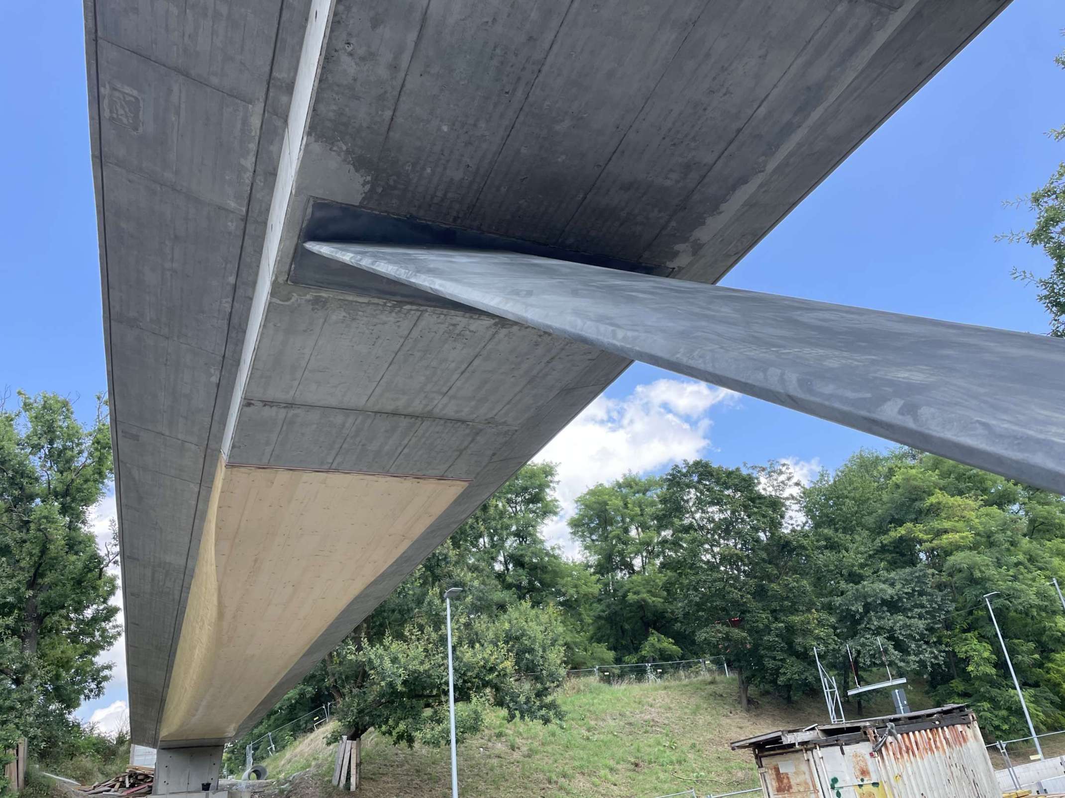 Ansicht von unten: Holz und Beton