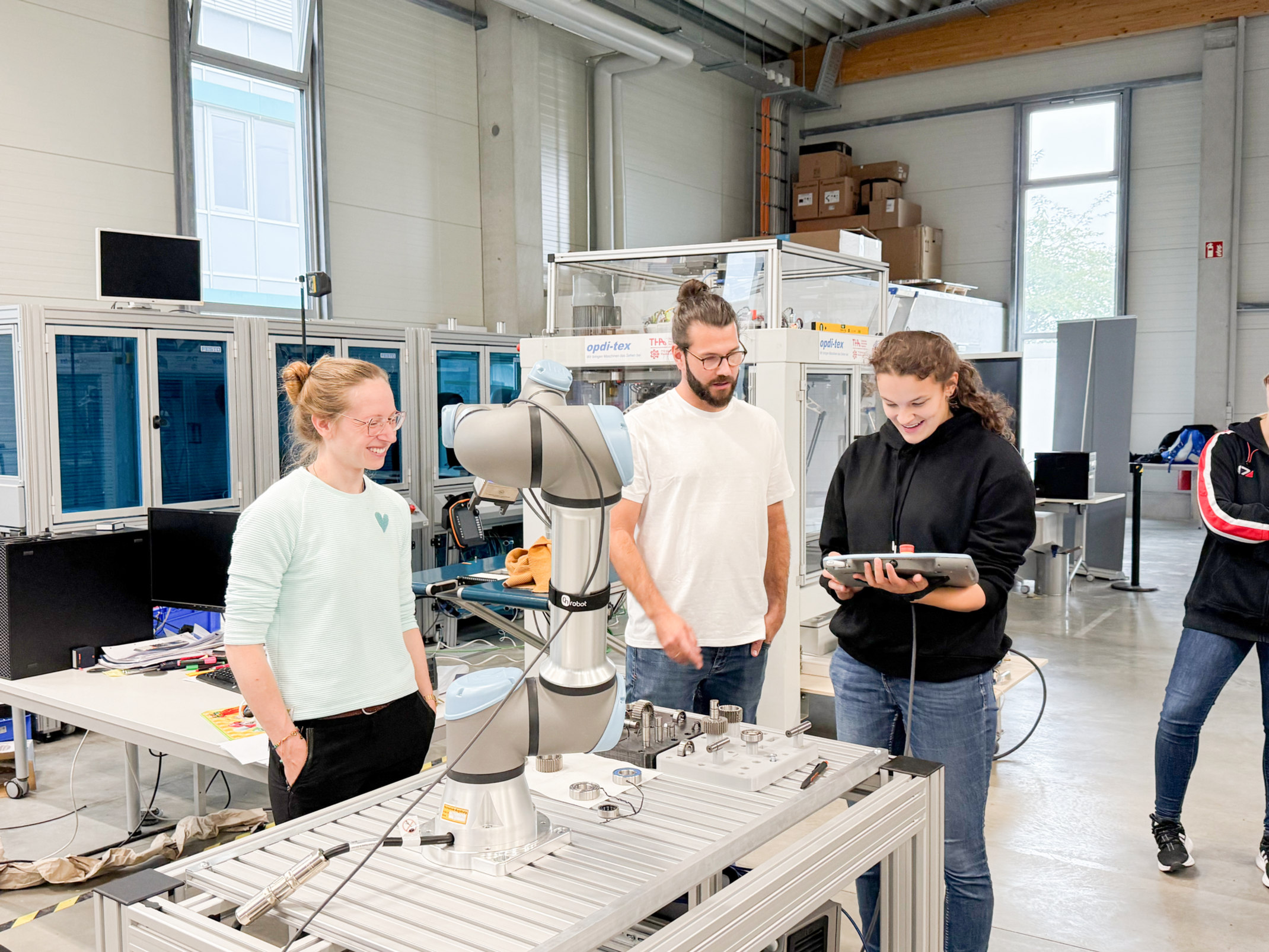 Studierende mit Roboter