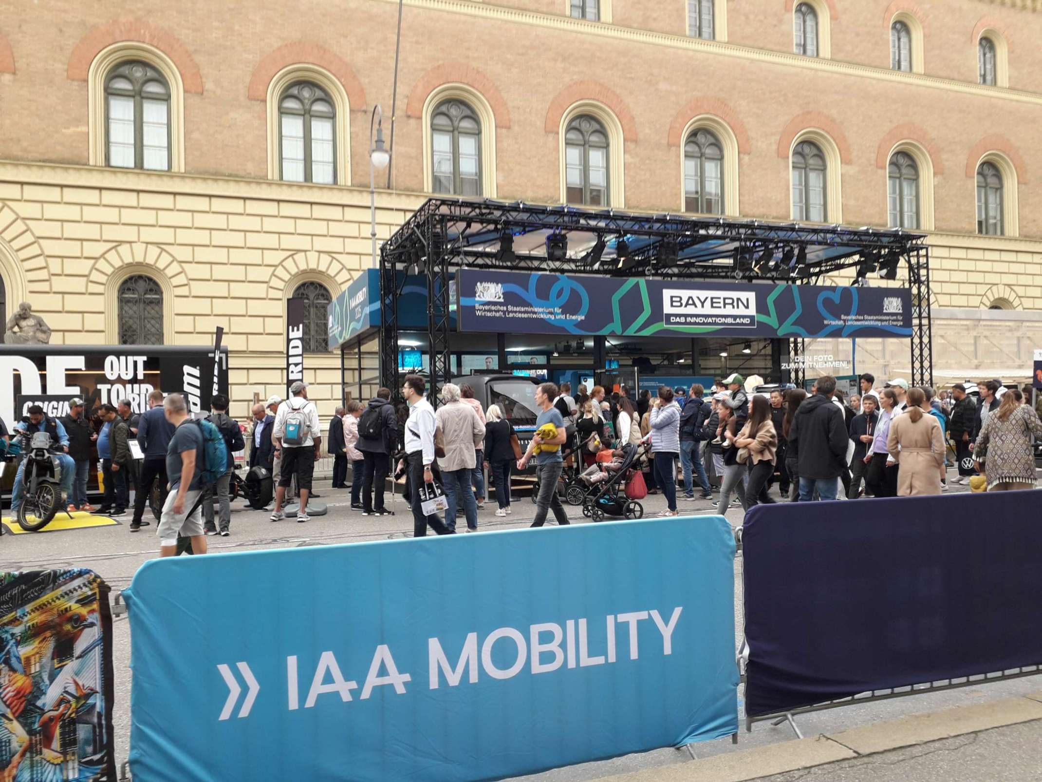 Besucherandrang am Stand des Bayerischen Wirtschaftsministeriums auf der IAA mobility open space. Besucherandrang am Stand des Bayerischen Wirtschaftsministeriums auf der IAA mobility open space.