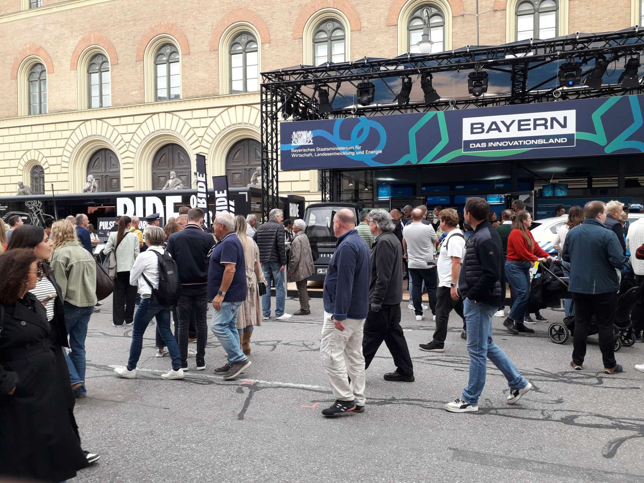 Besucherandrang am Stand des Bayerischen Wirtschaftsministeriums auf der IAA mobility open space. Besucherandrang am Stand des Bayerischen Wirtschaftsministeriums auf der IAA mobility open space.