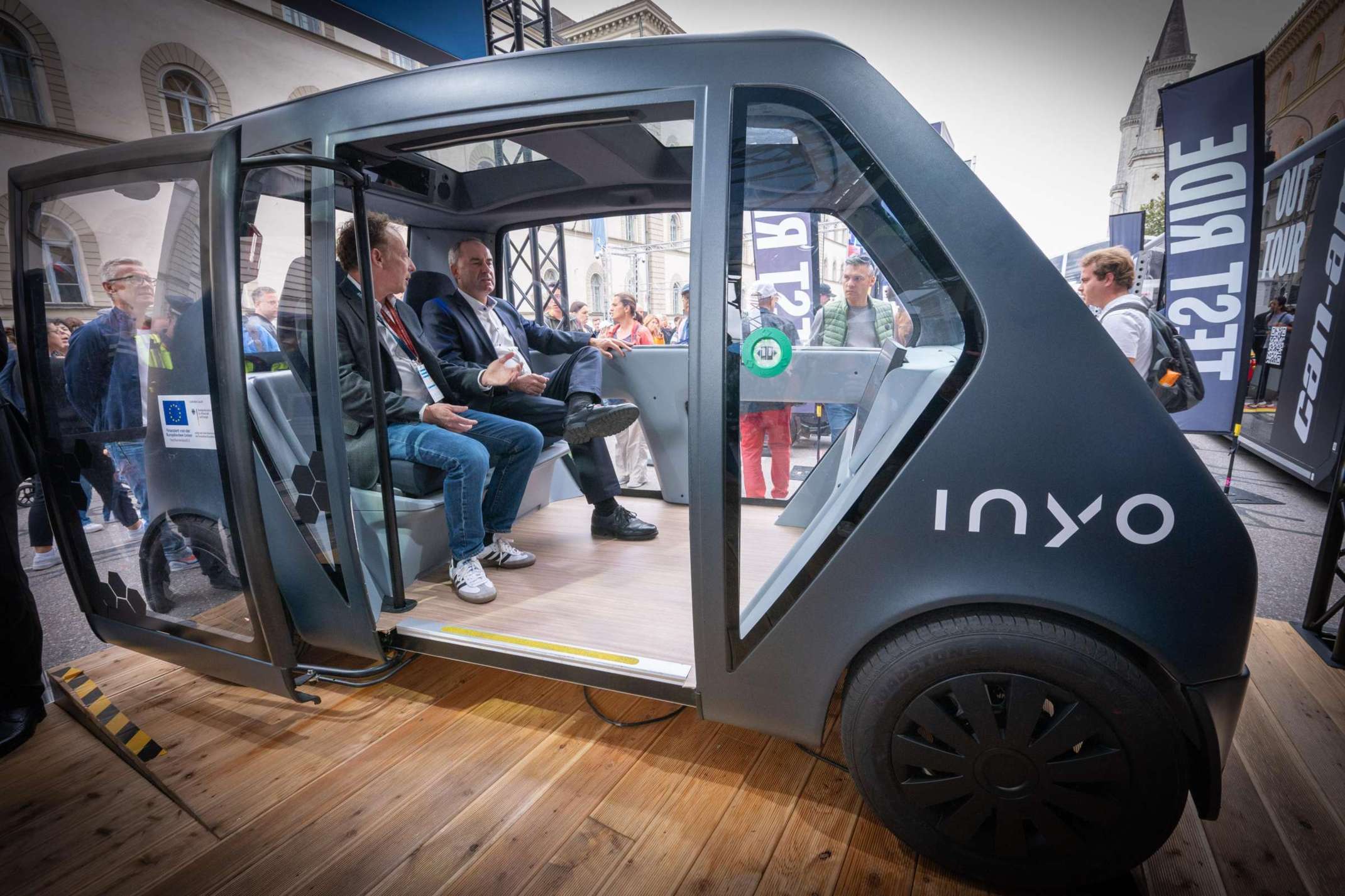 Im INYO-Cab: Bayerns Wirtschaftsminister Hubert Aiwanger (r.) und Marcus Zwick, Gründer und Gesellschafter der INYO Mobility GmbH. Bild: StMWi Im INYO-Cab: Bayerns Wirtschaftsminister Hubert Aiwanger (r.) und Marcus Zwick, Gründer und Gesellschafter der INYO Mobility GmbH. Bild: StMWi