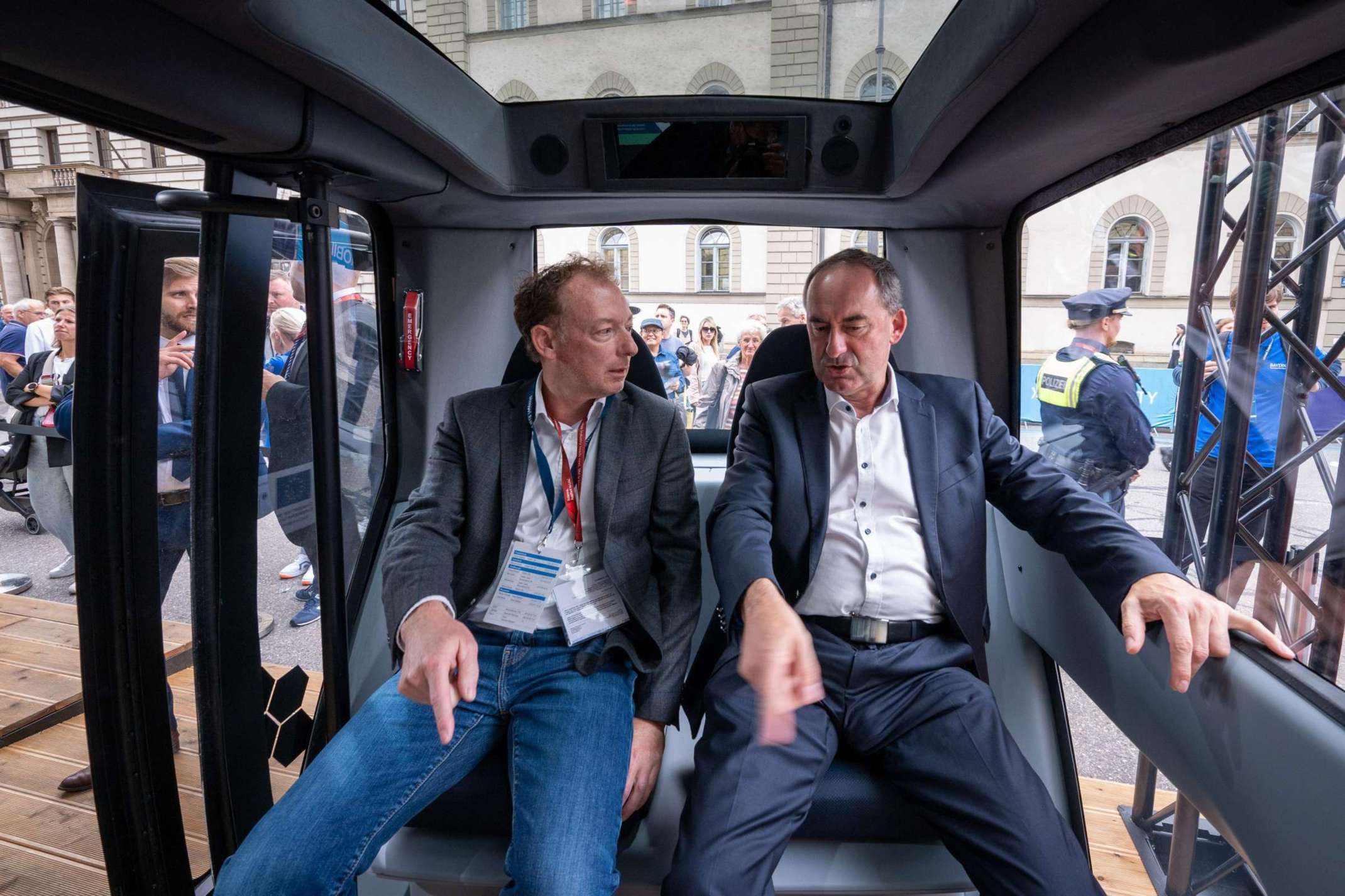 Im INYO-Cab: Bayerns Wirtschaftsminister Hubert Aiwanger (r.) und Marcus Zwick, Gründer und Gesellschafter der INYO Mobility GmbH. Bild: StMWi Im INYO-Cab: Bayerns Wirtschaftsminister Hubert Aiwanger (r.) und Marcus Zwick, Gründer und Gesellschafter der INYO Mobility GmbH. Bild: StMWi