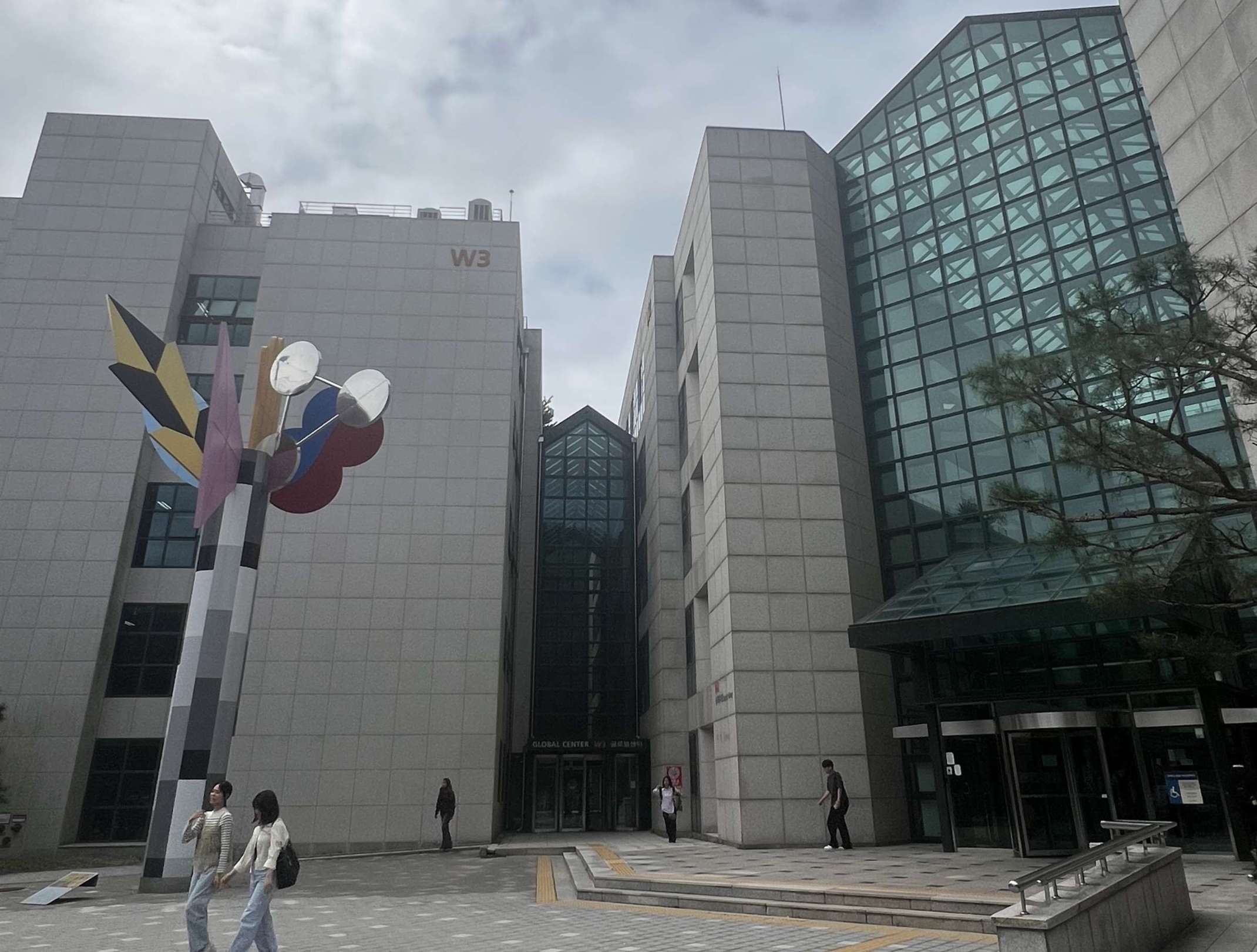 Global Center (links) und Bibliothek (rechts)
