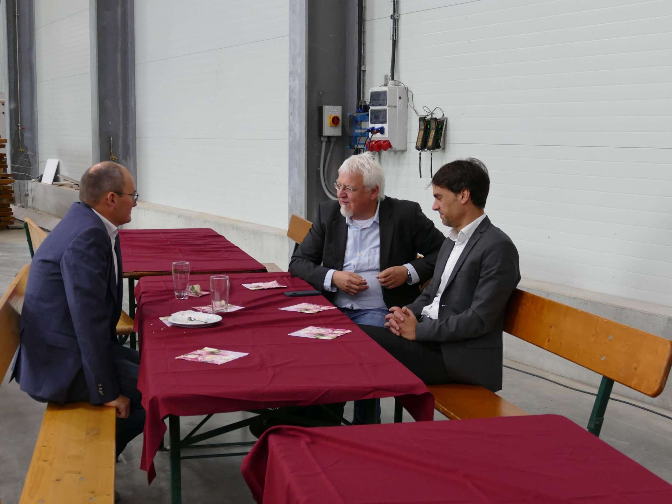 Die wissenschaftlichen Leiter des TTZ Aichach Prof. Dr.-Ing. Sergej Rempel (links) und Prof. Dr.-Ing. Christopher Robeller (rechts) im Gespräch mit Thomas Wörle von der Wirtschaftsförderung der Stadt Aichach