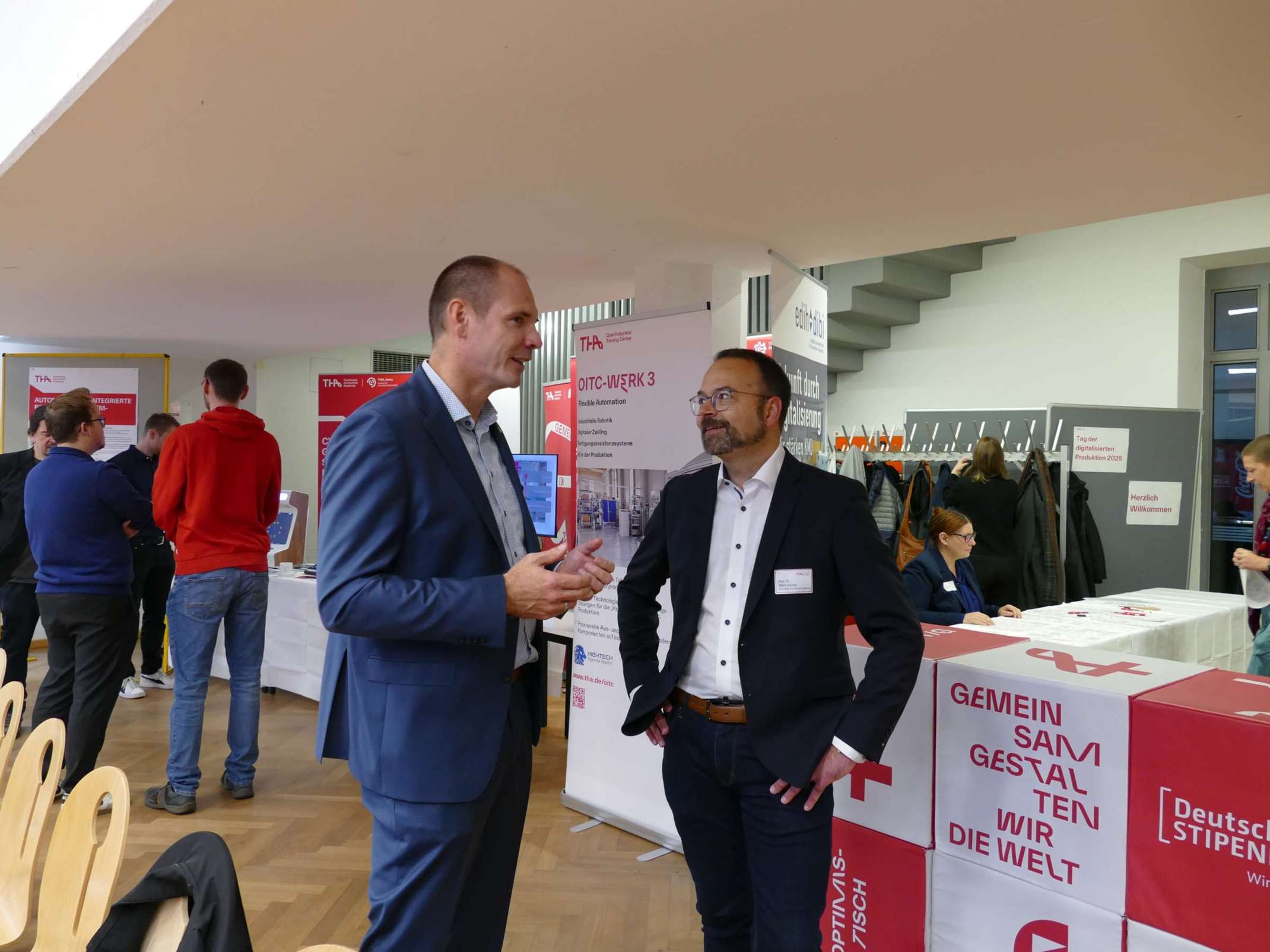 #TddP2025: Prof. Dr. Frank Danzinger (links), Vizepräsident für Technologie und Forschung im Gespräch mit dem Leiter des KI-Produktionsnetzwerks der THA, Prof. Dr. Björn Häckel