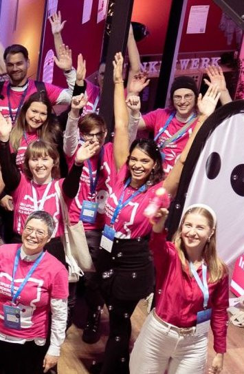 Studierende im pinken Community T-Shirt