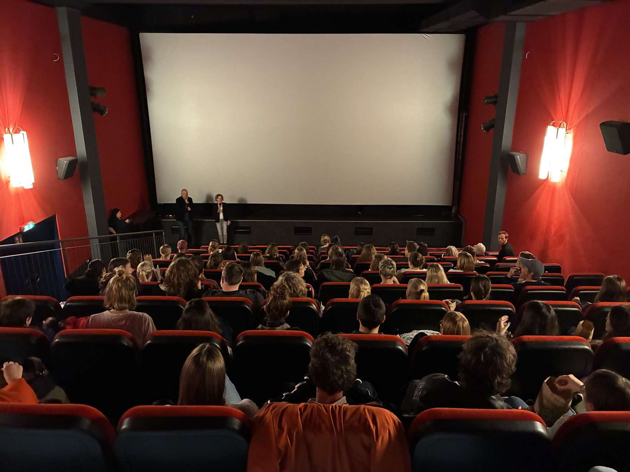 Kinosaal von oben bei der Begrüßung