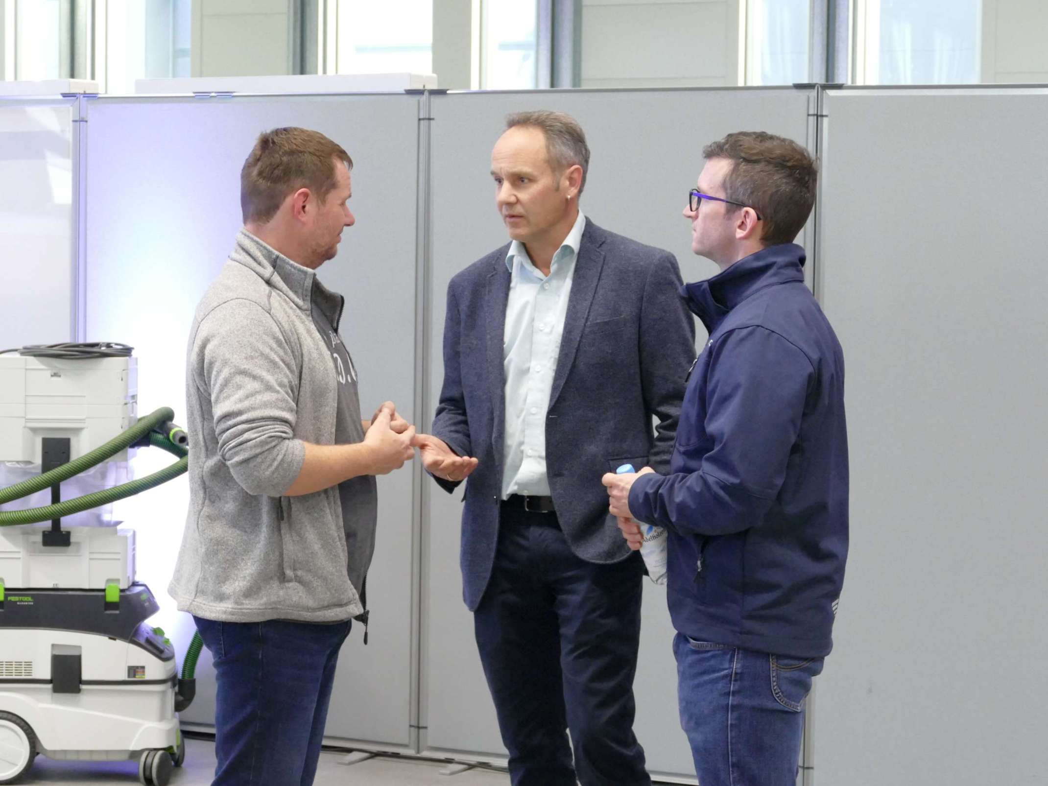 Studienstart am TTZ Landsberg am Lech: Prof. Dr.-Ing. Thomas Kirchmeier (links) im Gespräch mit Industriepartnern