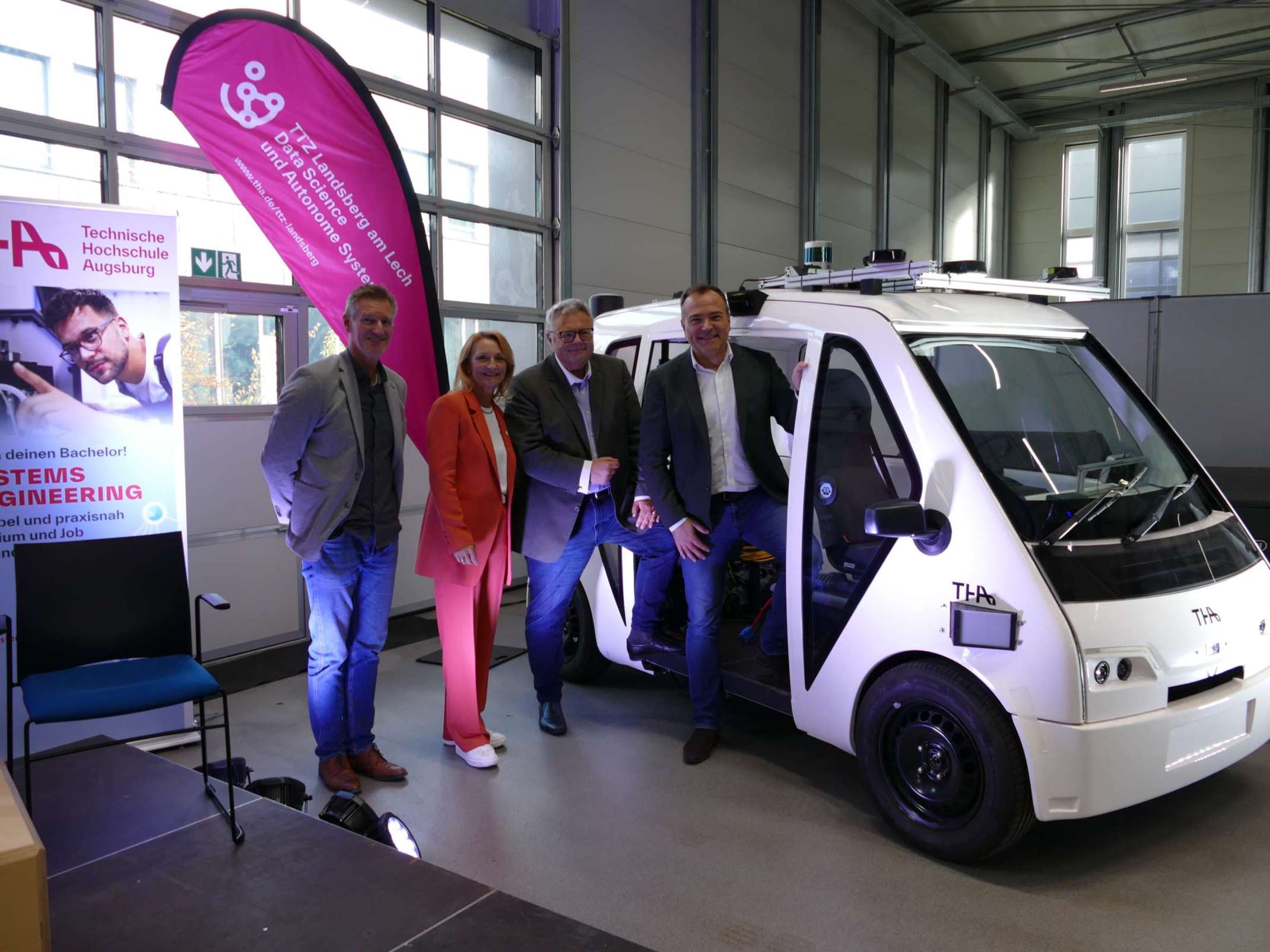 Studienstart am TTZ Landsberg am Lech: Im Projekt NeMo.bil werden autonomfahrende Cabs entwickelt: (von links) Prof. Dr.-Ing. Carsten Markgraf, TTZ-Leiter, Oberbürgermeisterin Doris Baumgartl, Alex Dorow, MdL und Landrat Thomas Eichinger