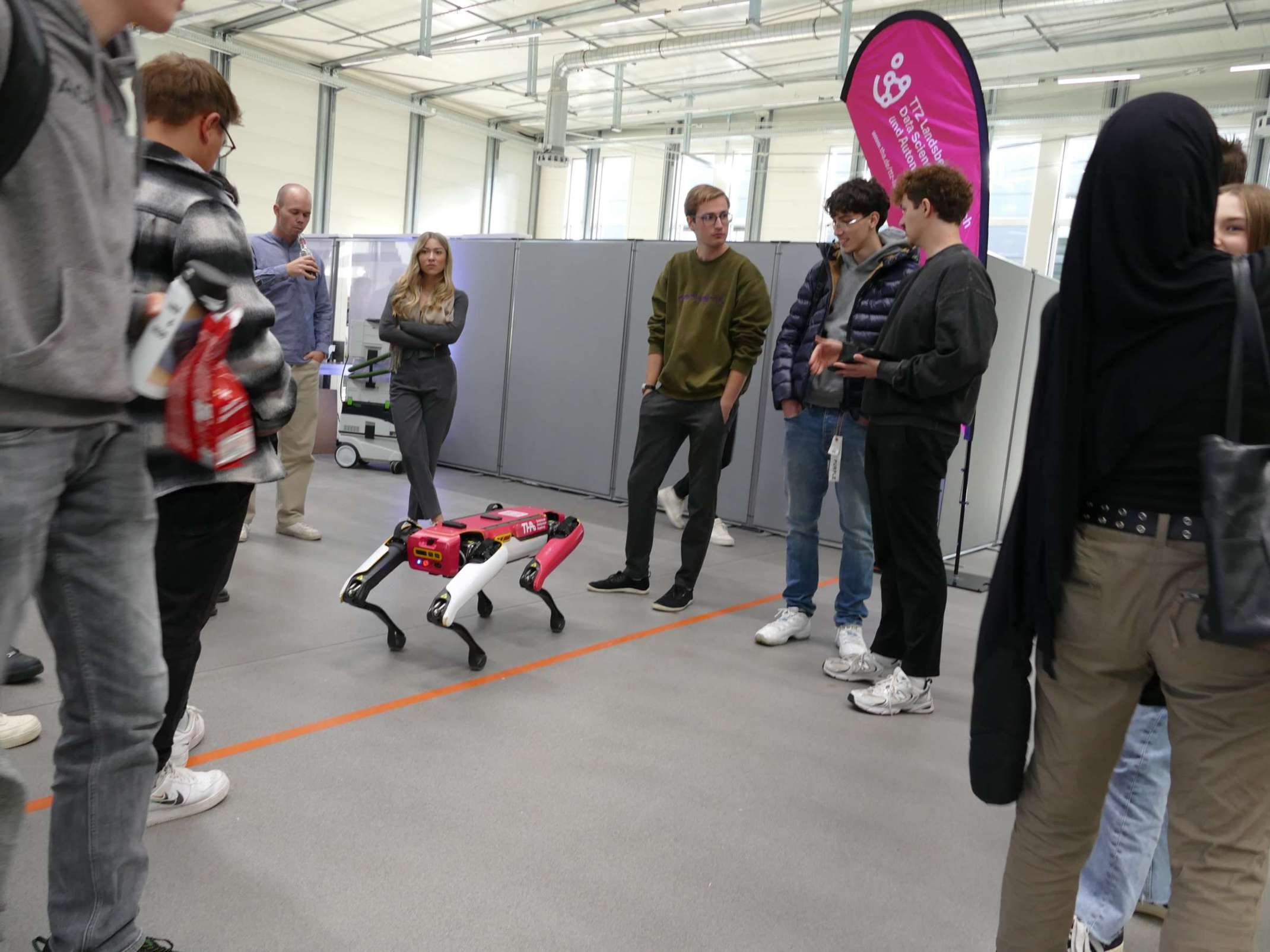 Studienstart am TTZ Landsberg am Lech: Der Roboter-Hund stand im Mittelpunkt