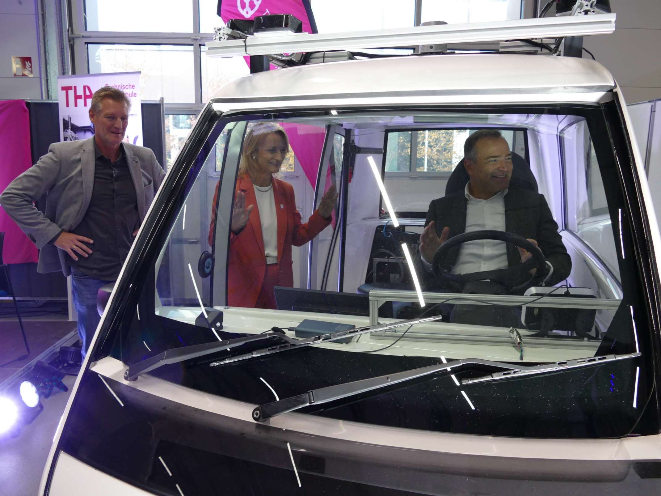 Studienstart am TTZ Landsberg am Lech: Probesitzen im autonomfahrenden NeMo.bil-Cab