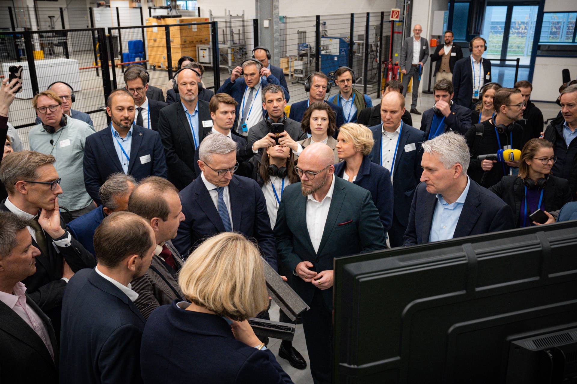 Bundesminister Dr. Karsten Wildberger und Staatsminister Dr. Fabian in Menschenmenge