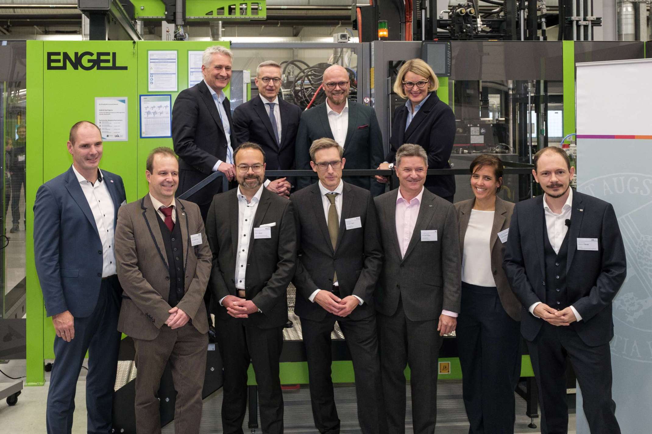 Gruppenbild mit Ministern und Leitung der Verbundpartner des KI-Produktionsnetzwerks