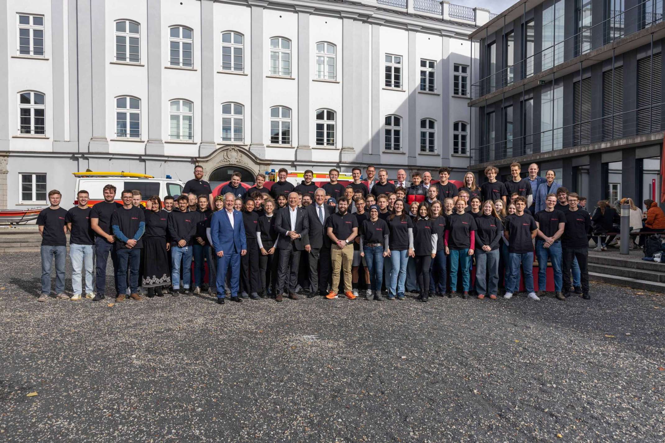 Bayerischer Innenminister Joachim Herrmann und die ersten Studierenden des Studiengangs Rettungsingenieurwesen
