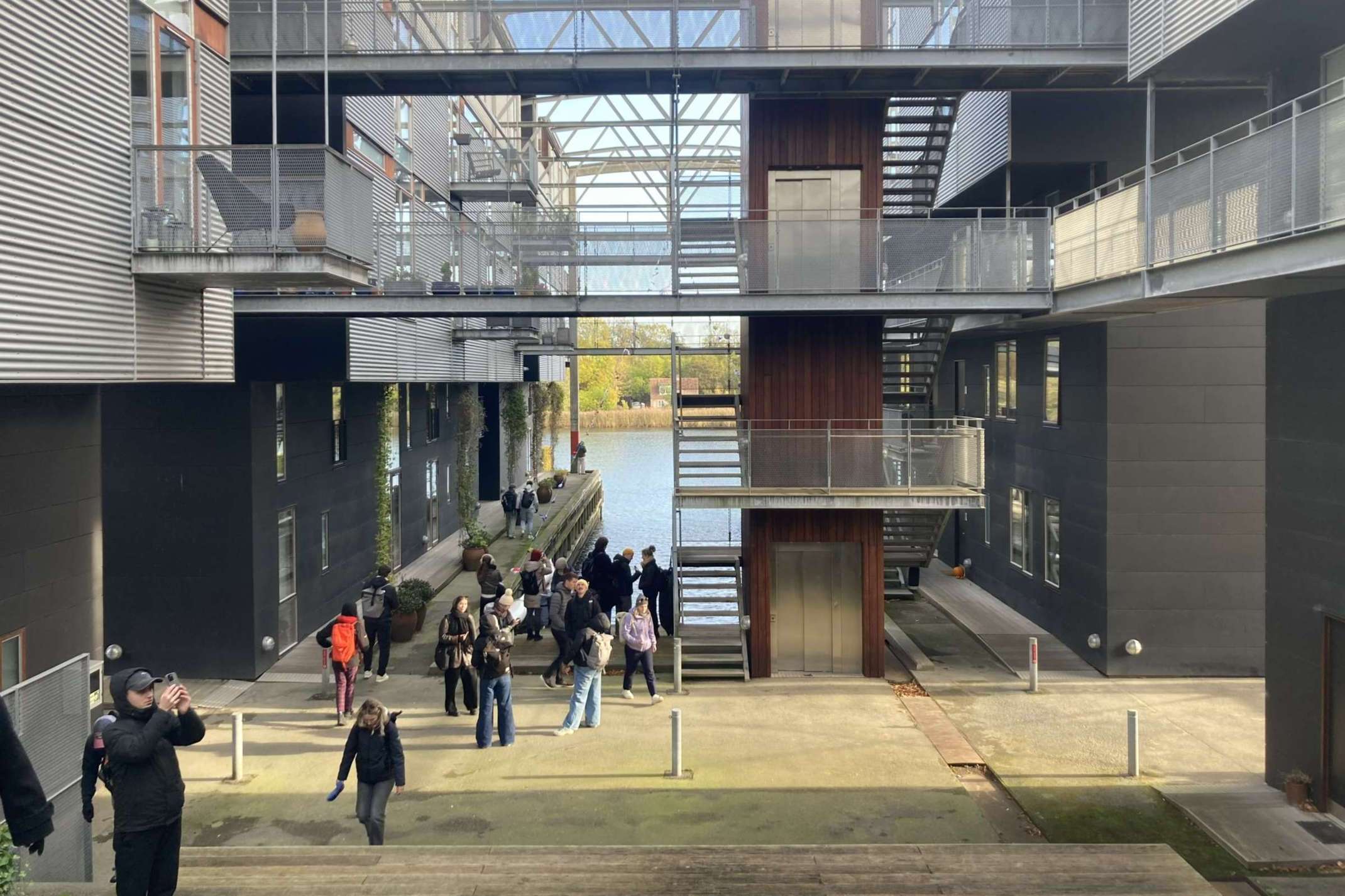 Studierende besichtigen Gebäude in Kopenhagen