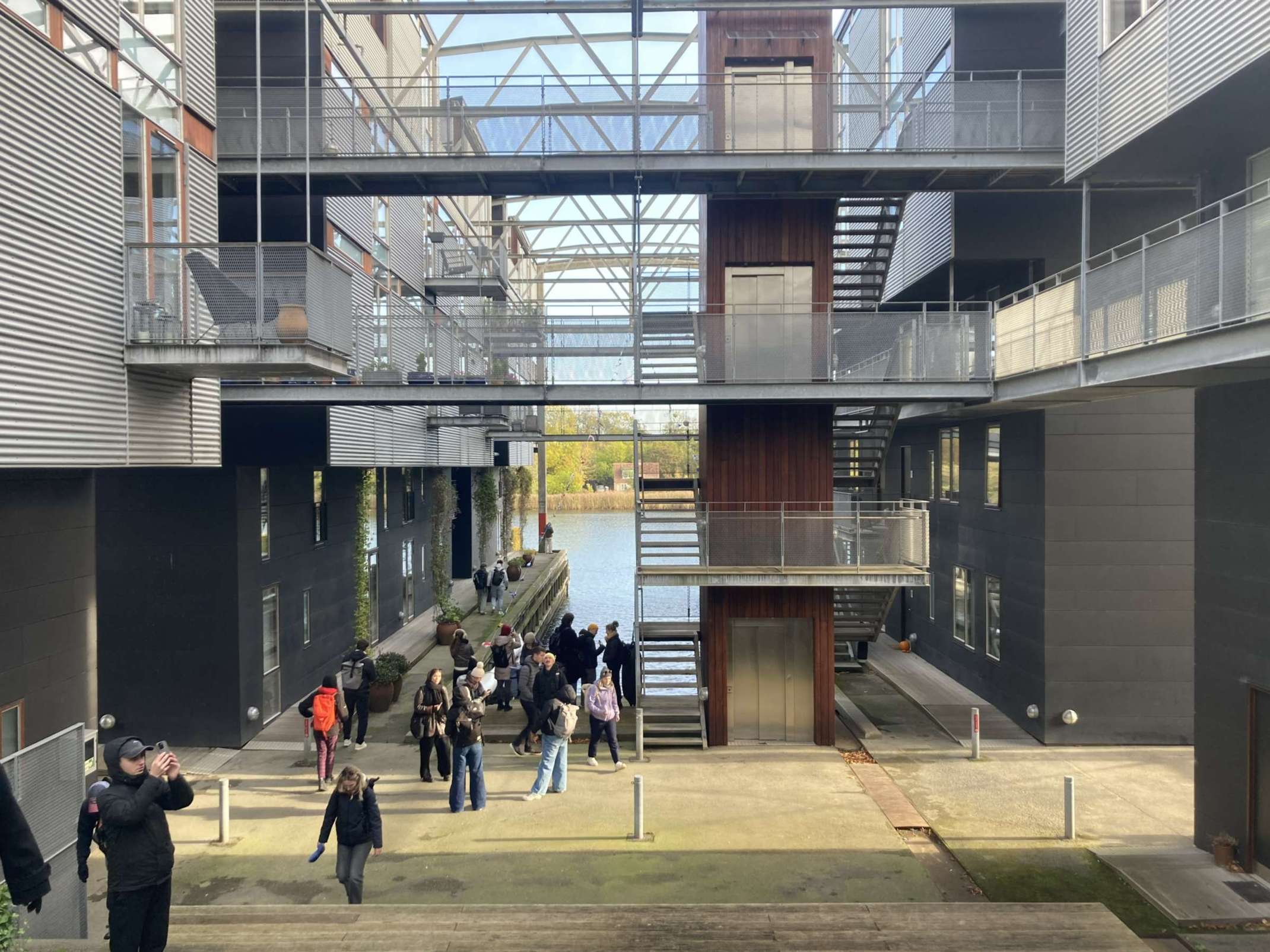 Studierende besichtigen Gebäude in Kopenhagen
