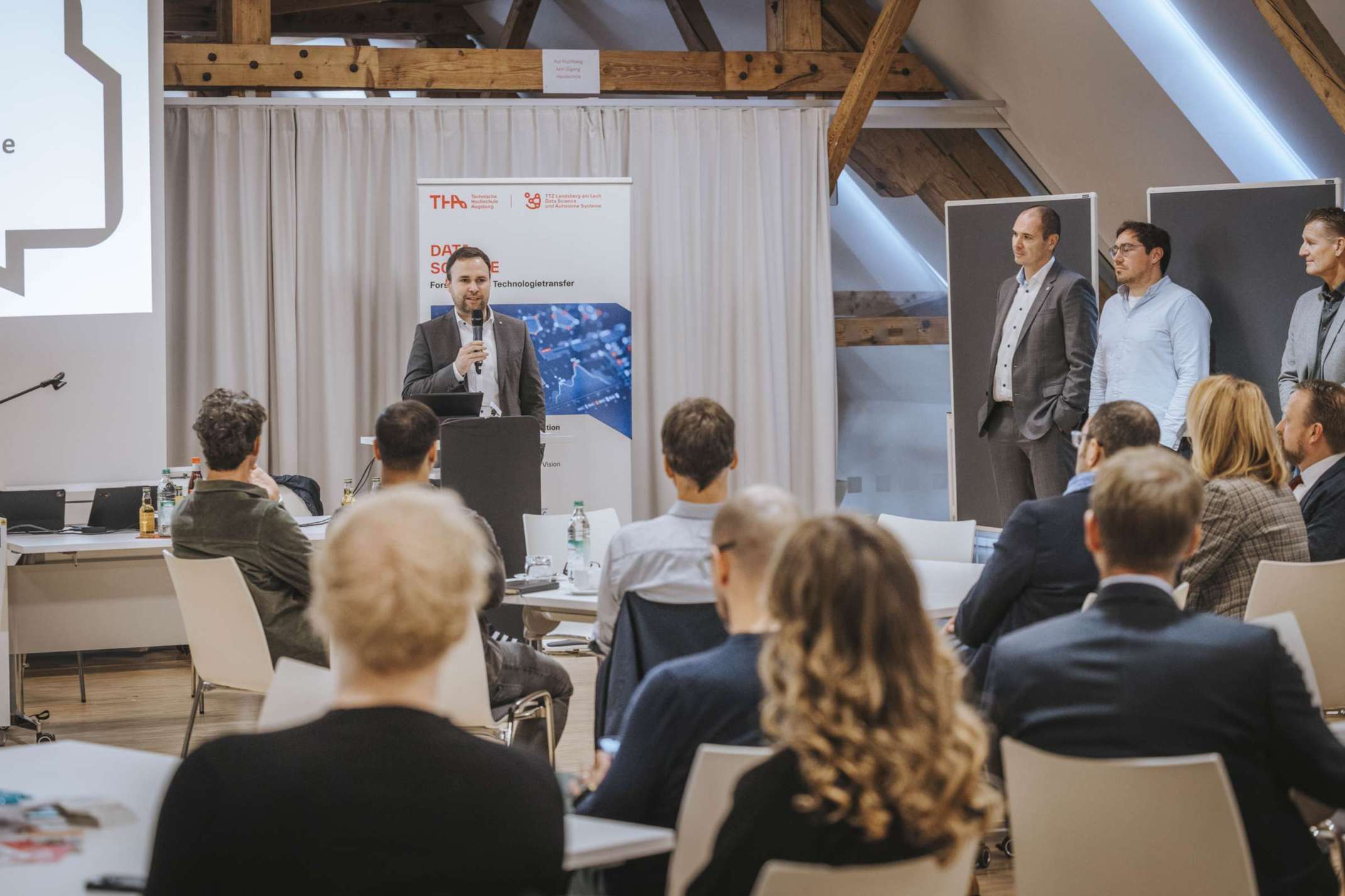 Begrüßung der Unternehmensvertreter und politischen Vertretern durch Bernhard Lachner, Abteilungsleiter Kreisentwicklung und Kultur, Landratsamt Landsberg am Lech