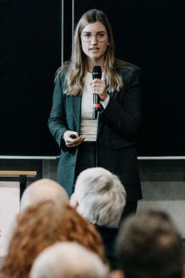 THA-Alumna Alicia Jahn präsentiert beim PowerPitch die Gründungsidee zu AVAID.