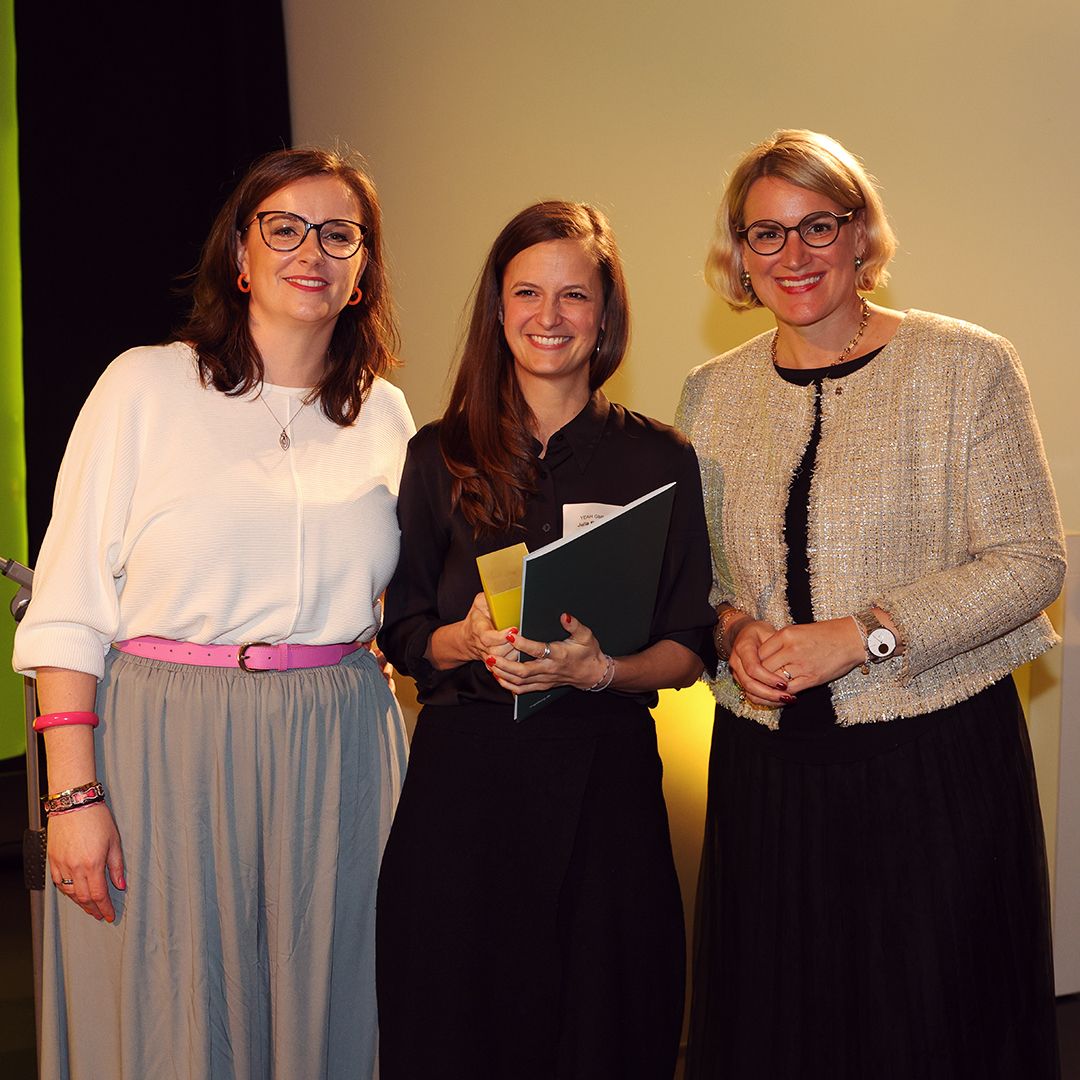 Von links: Jurorin Ingrid Rieken, Preisträgerin Michaela Schuster und Oberbürgermeisterin Eva Weber