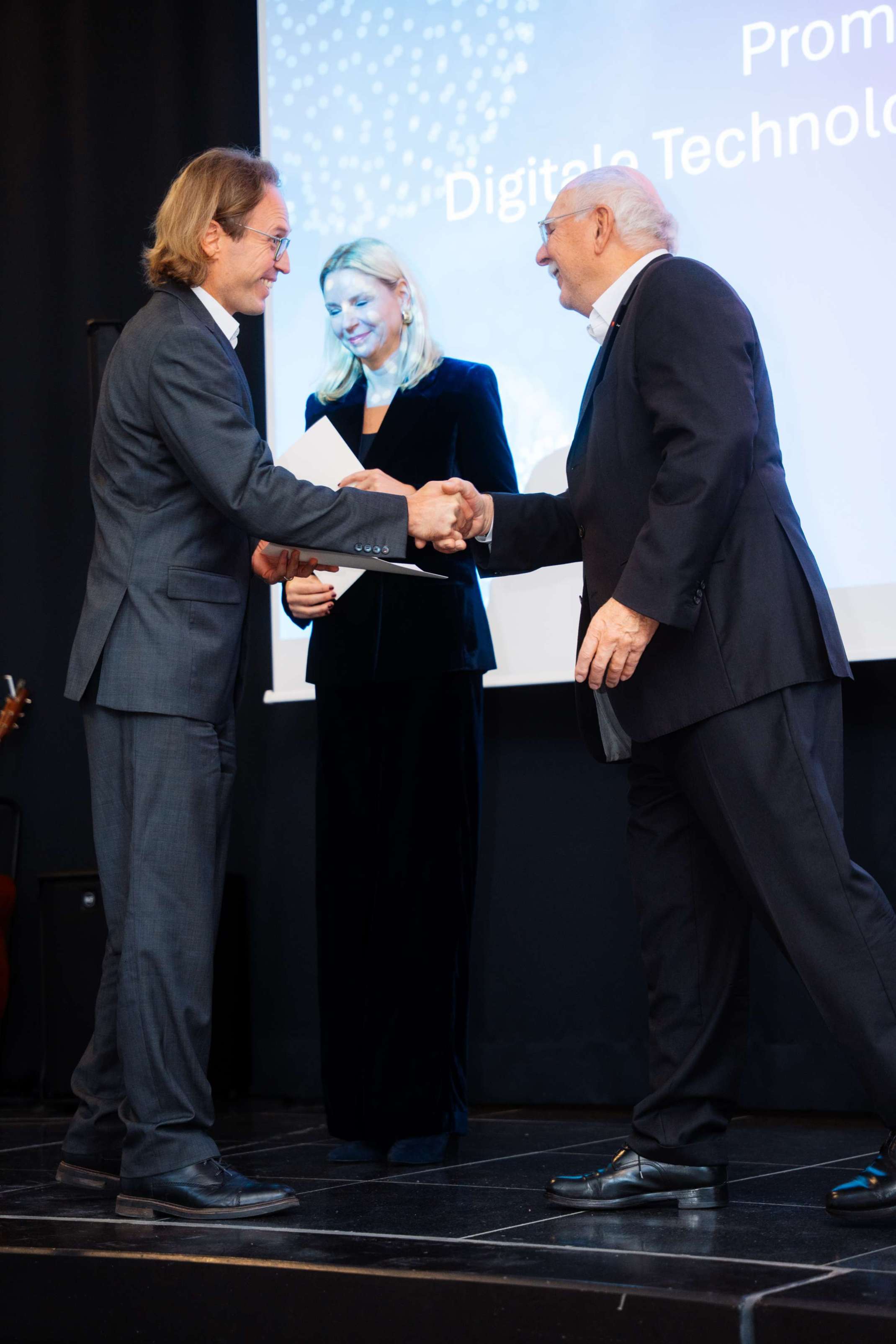 Urkundenüberreichung für das Promotionszentrum DigiTech