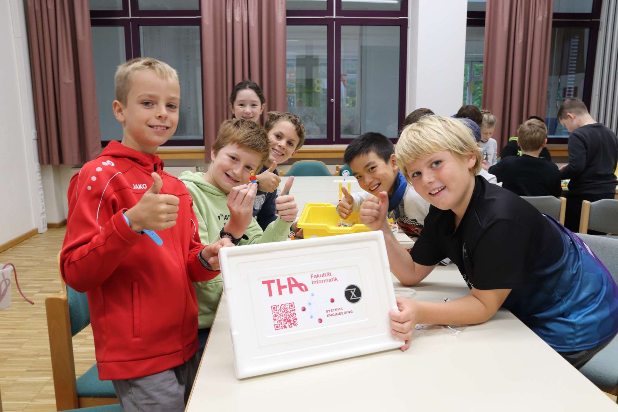 Die Freude bei den Schülerinnen und Schülern war groß. LEGO kommt immer gut an. 