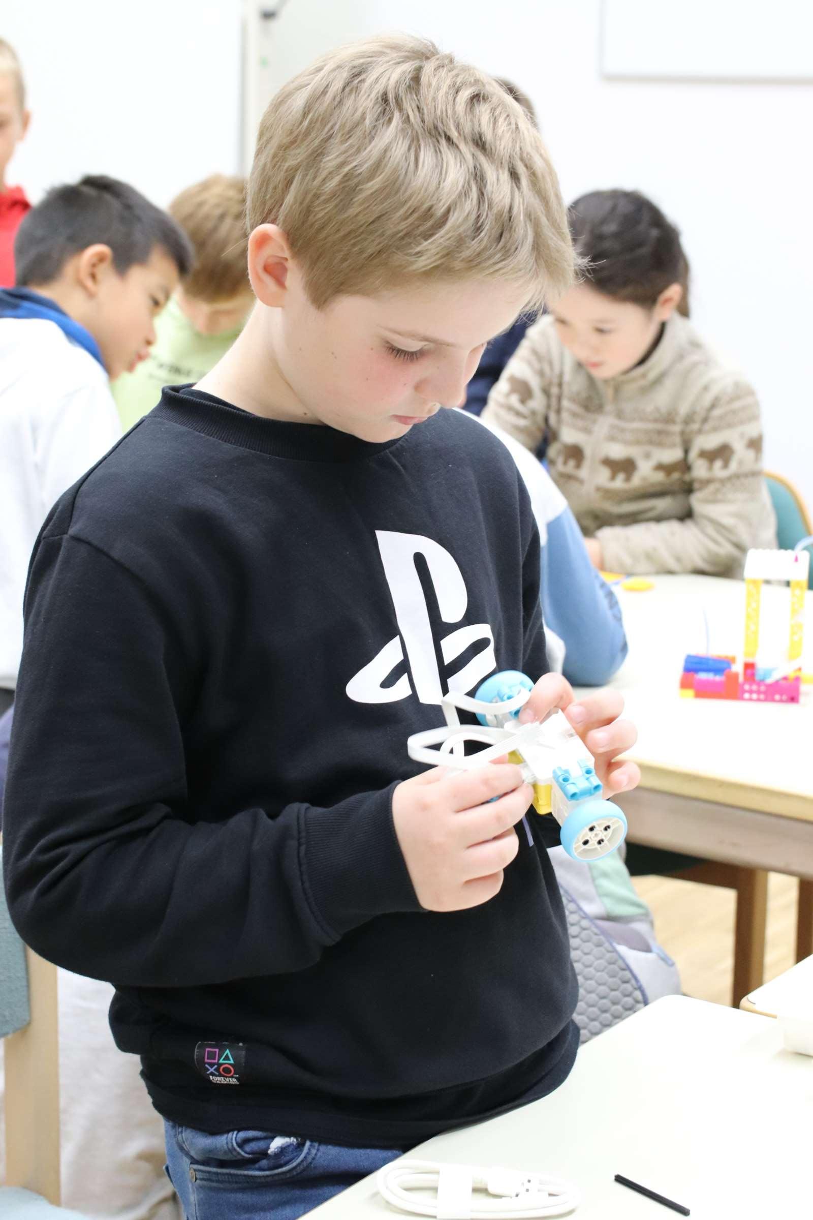 Etwas mit den eigenen Händen zu erschaffen und zu entdecken ist gerade für Kinder im Grundschulalter eine willkommene Abwechslung. 