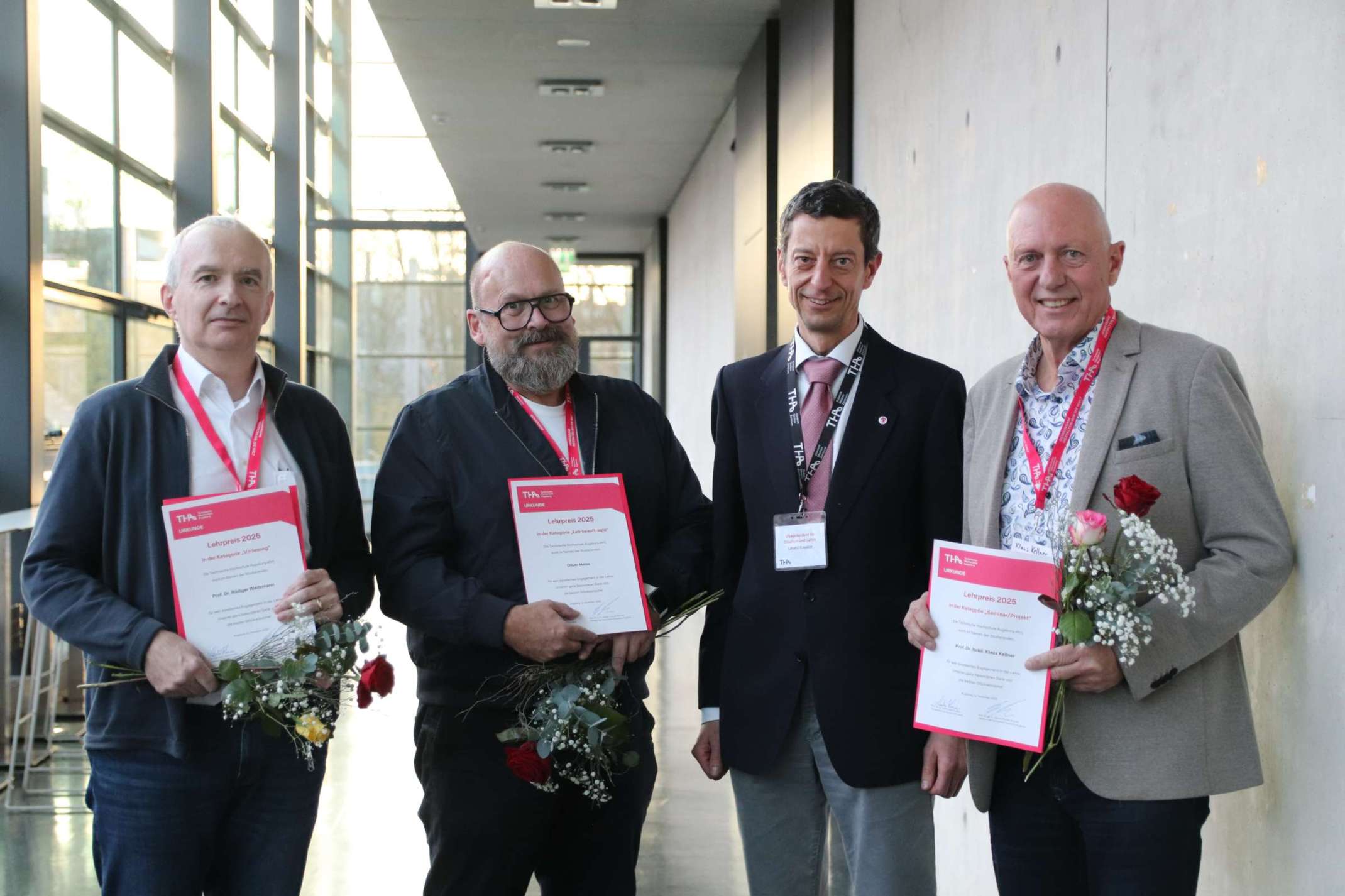 Der Lehrpreis 2025 ging an (v.l.): Rüdiger Weitzmann, Oliver Heiss und Klaus Kellner (dazwischen László Kovács, Vizepräsident Studium und Lehre)