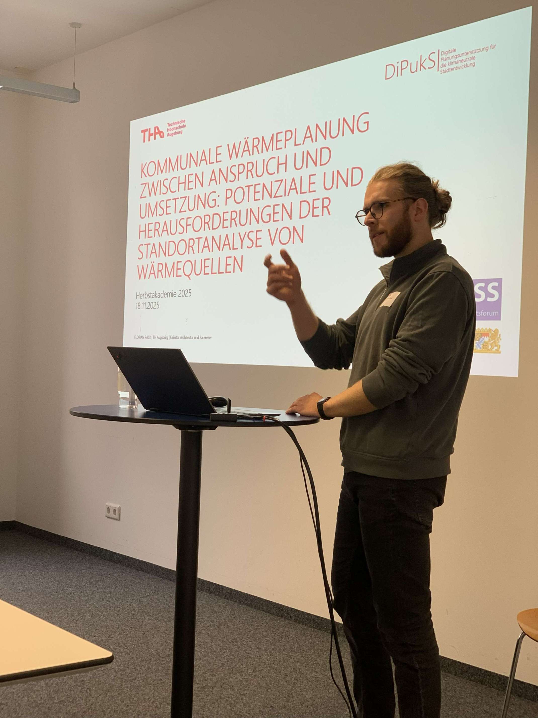 Florian Rack beim Vortrag