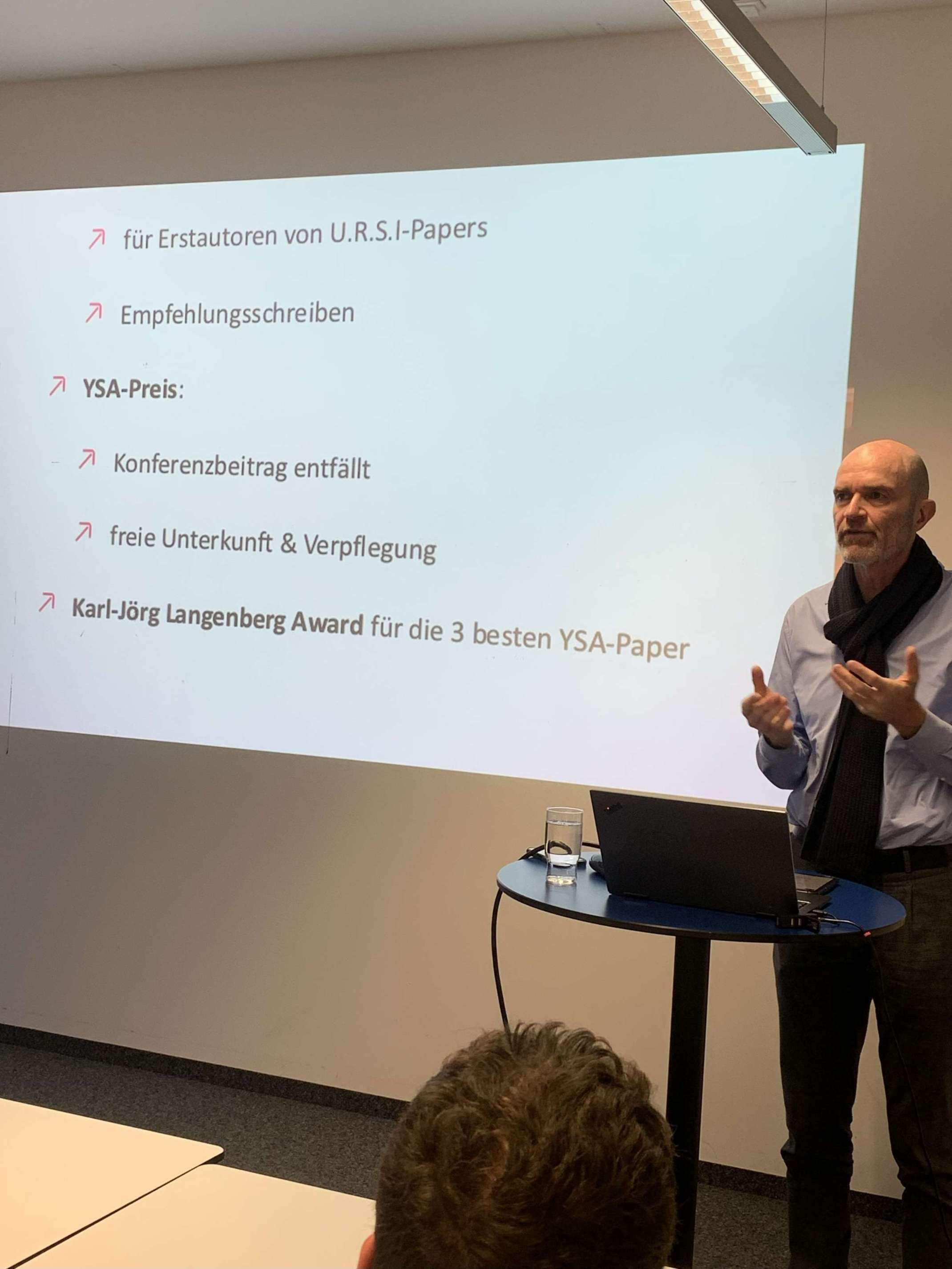 Prof. Stolle beim Vortrag