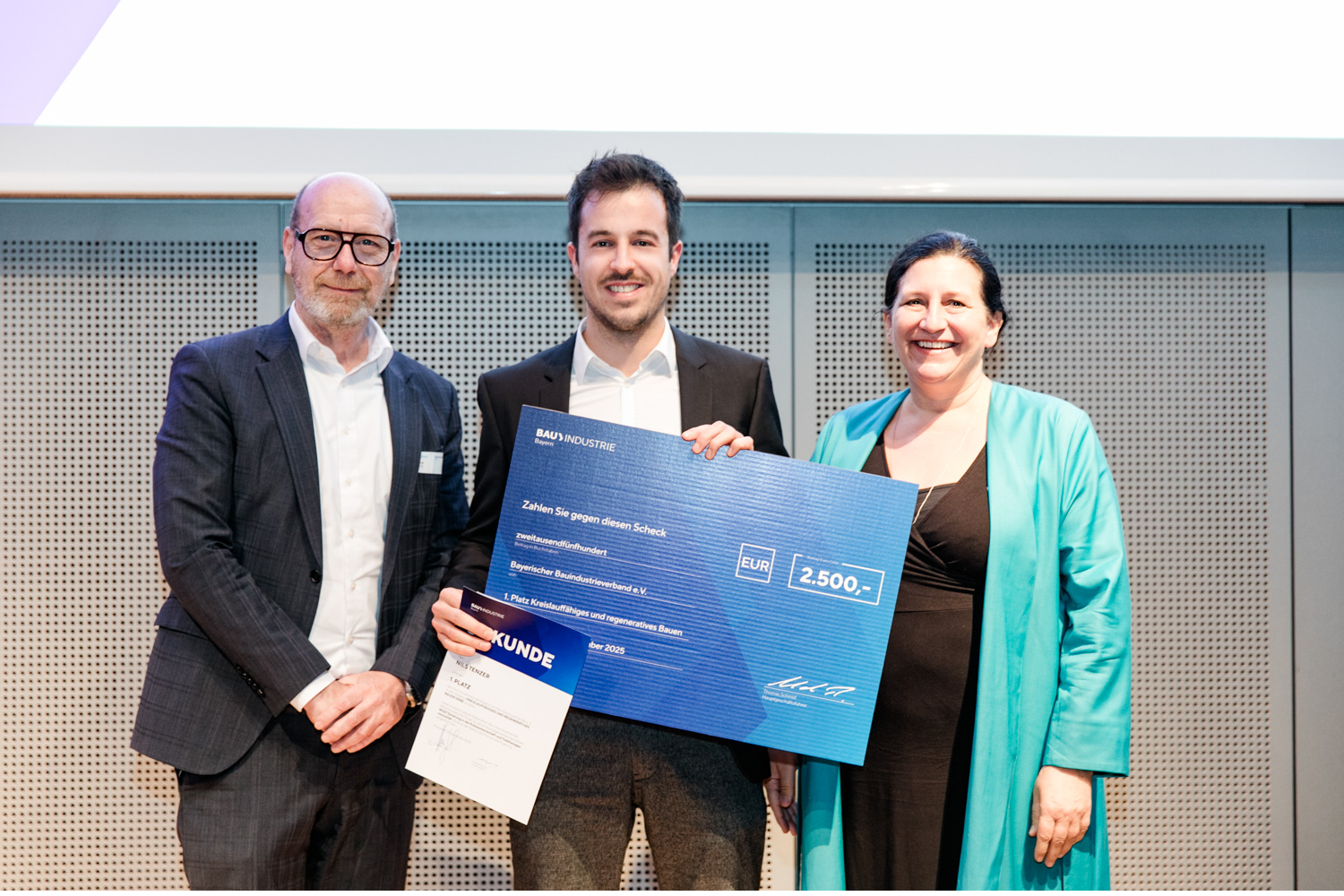 Nils Tenzer bei der Scheck-Übergabe