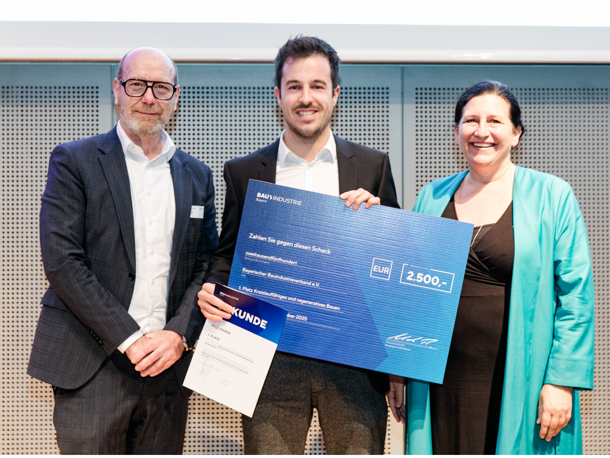 Nils Tenzer bei der Scheck-Übergabe