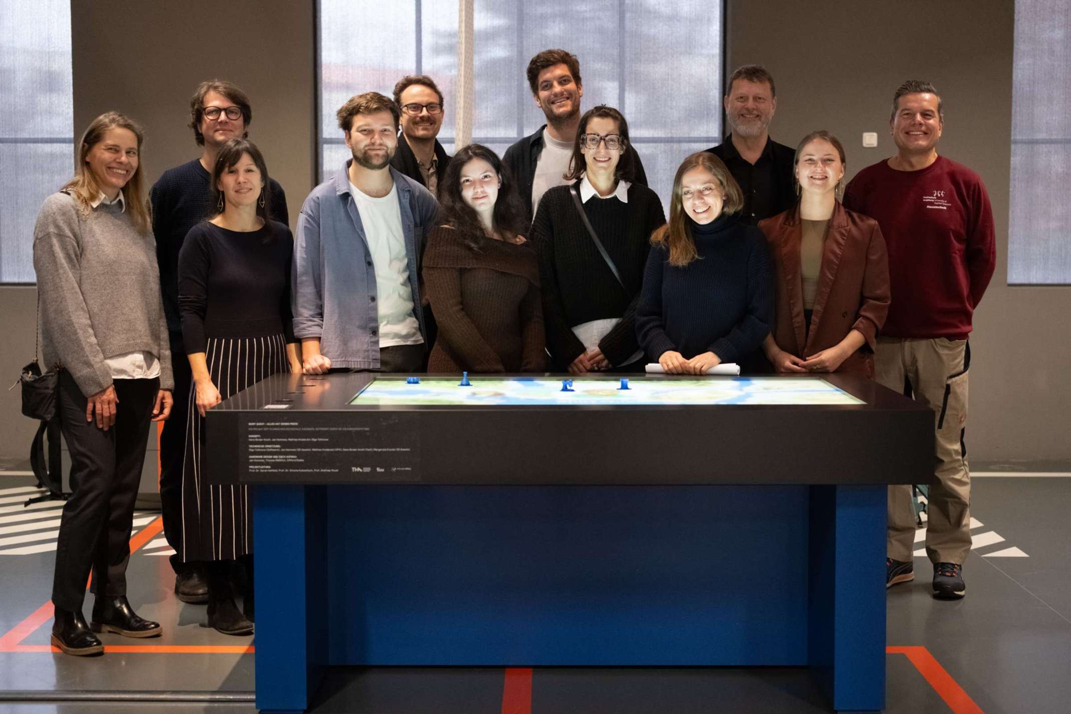 Am interaktiven Spieltisch ´Shirt Quest´ im Staatlichen Textil- und Industriemuseum Augsburg (tim)