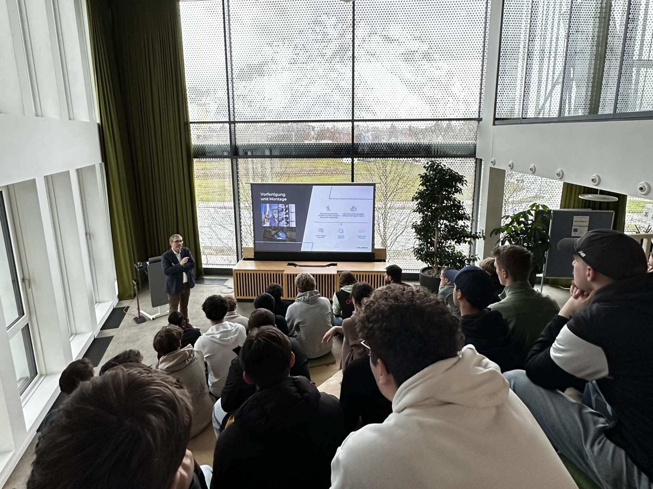 Die Studierenden beim Vortrag