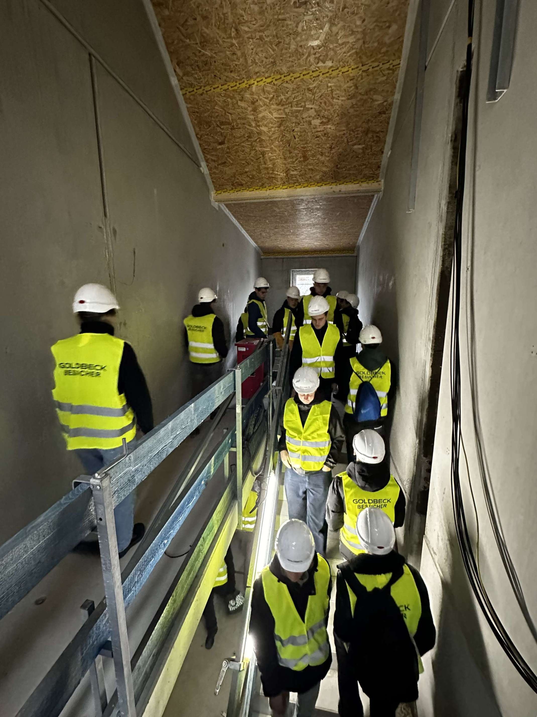 Studierende auf Baustelle