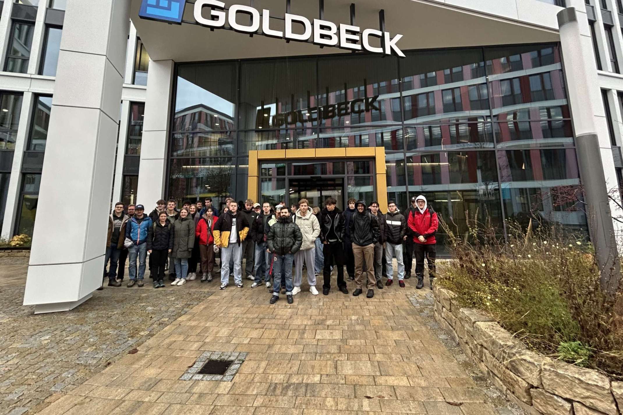 Die Studierenden vor dem Gebäude von Goldbeck