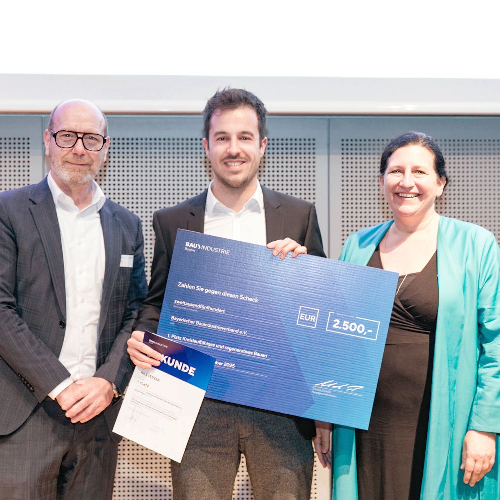 Nils Tenzer bei der Scheck-Übergabe