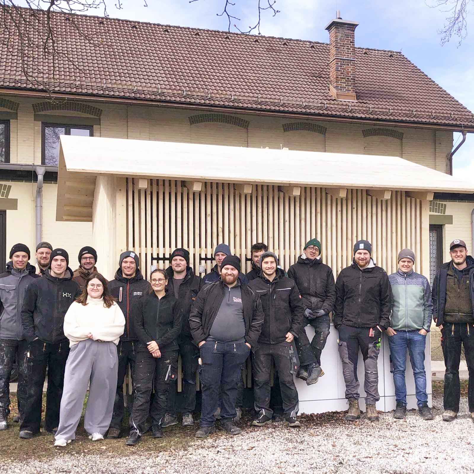Gruppenfoto vor Trafohäuschen