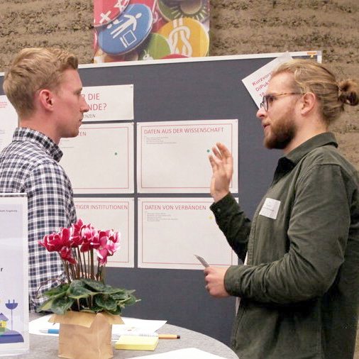 Wissenschaftlicher Mitarbeiter M.Eng. Florian Rack im Dialog mit Besucherinnen und Besuchern auf der Blue City-Klimakonferenz 