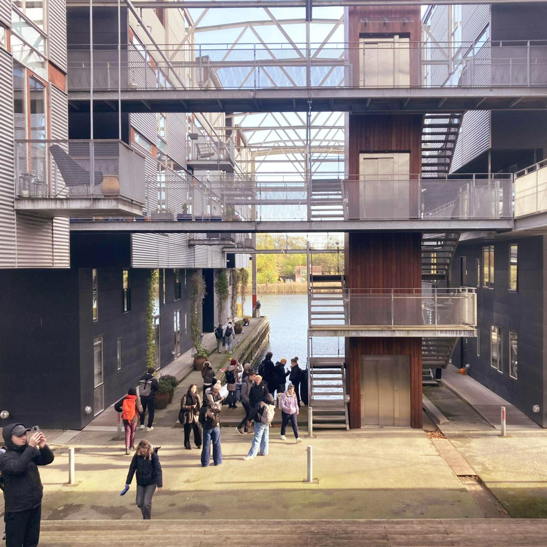 Studierende besichtigen Gebäude in Kopenhagen