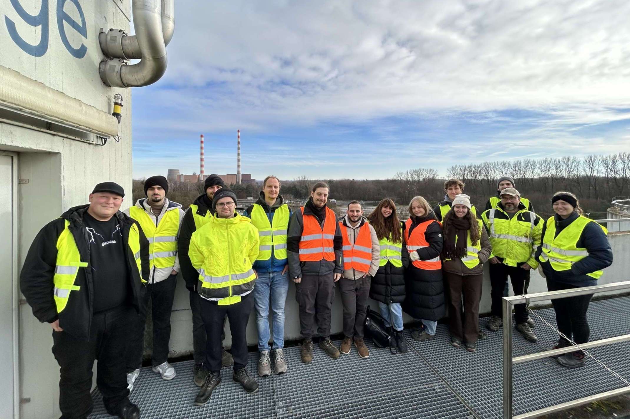 Die Exkrusionsteilnehmenden auf dem Kläranlagengelände