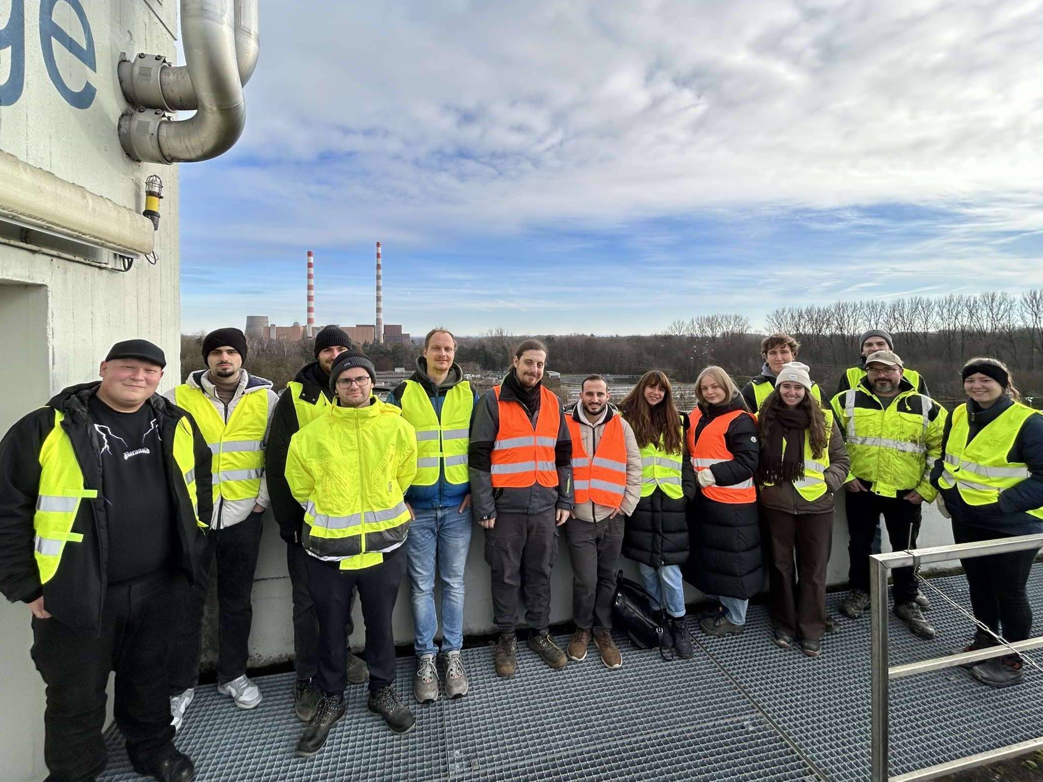 Die Exkrusionsteilnehmenden auf dem Kläranlagengelände